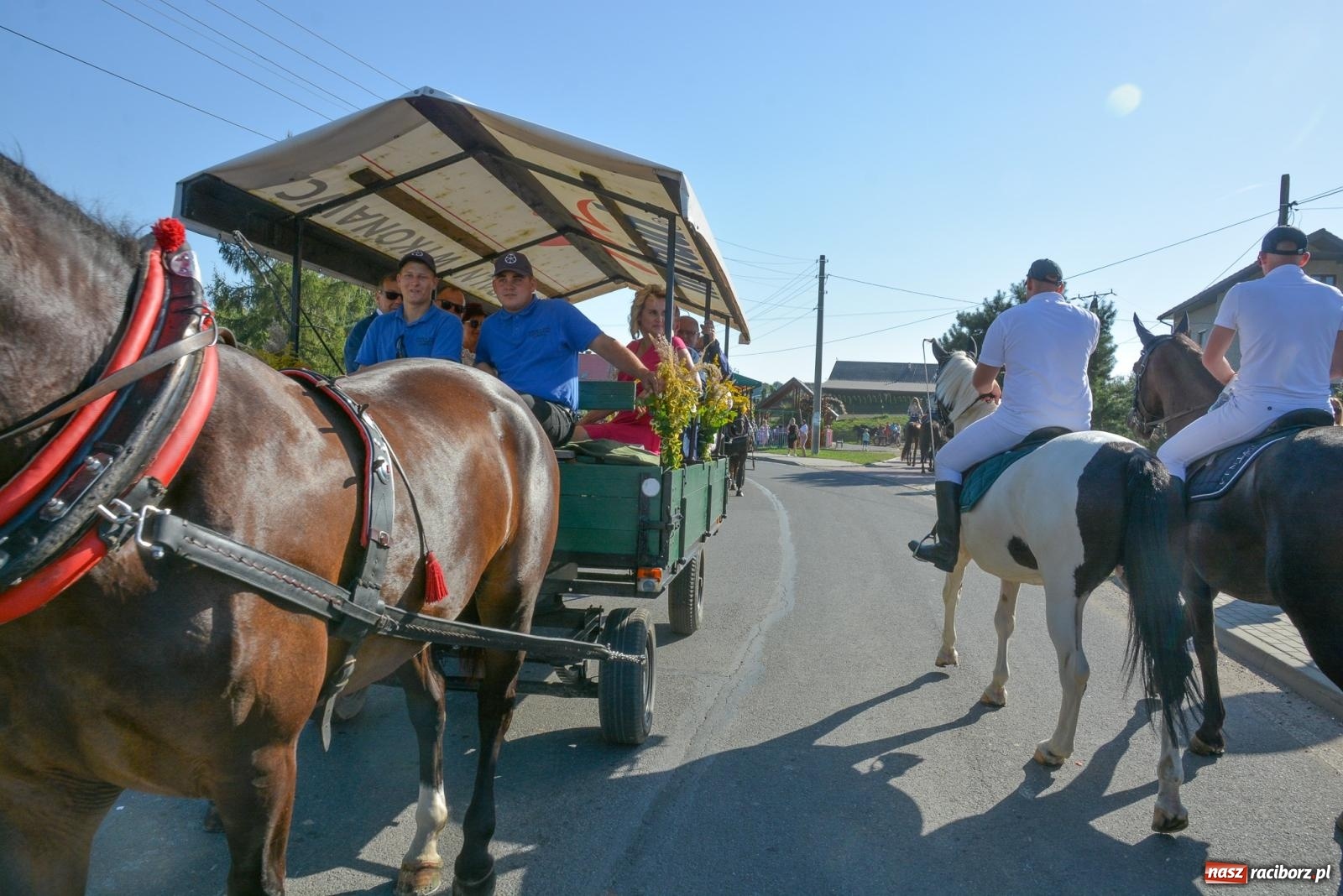 Zdjęcie w galerii na portalu naszraciborz.pl: Korowód na długim dystansie. Dożynki w Rzuchowie [FOTO i WIDEO] wiadomości z regionu