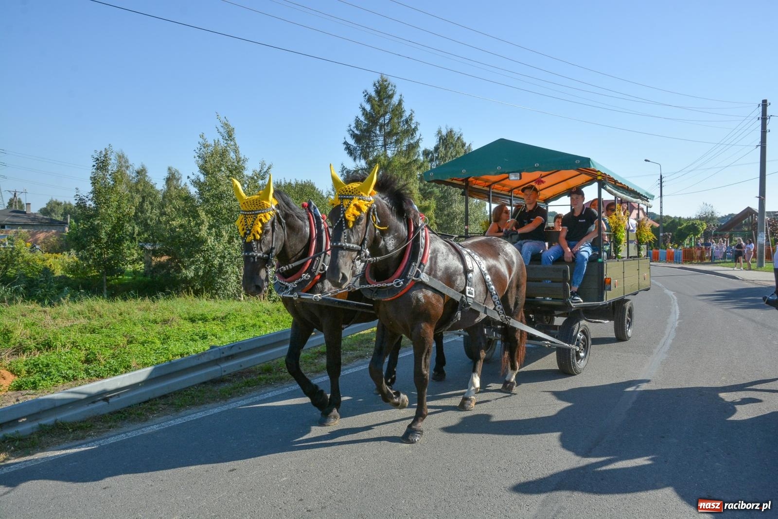 Zdjęcie w galerii na portalu naszraciborz.pl: Korowód na długim dystansie. Dożynki w Rzuchowie [FOTO i WIDEO] wiadomości z regionu