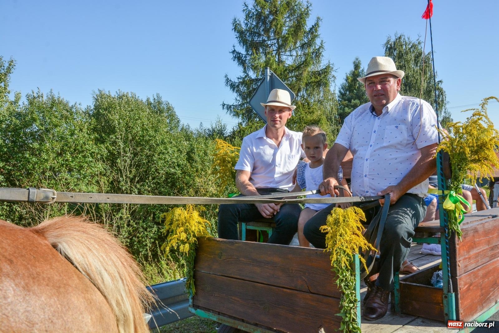 Zdjęcie w galerii na portalu naszraciborz.pl: Korowód na długim dystansie. Dożynki w Rzuchowie [FOTO i WIDEO] wiadomości z regionu