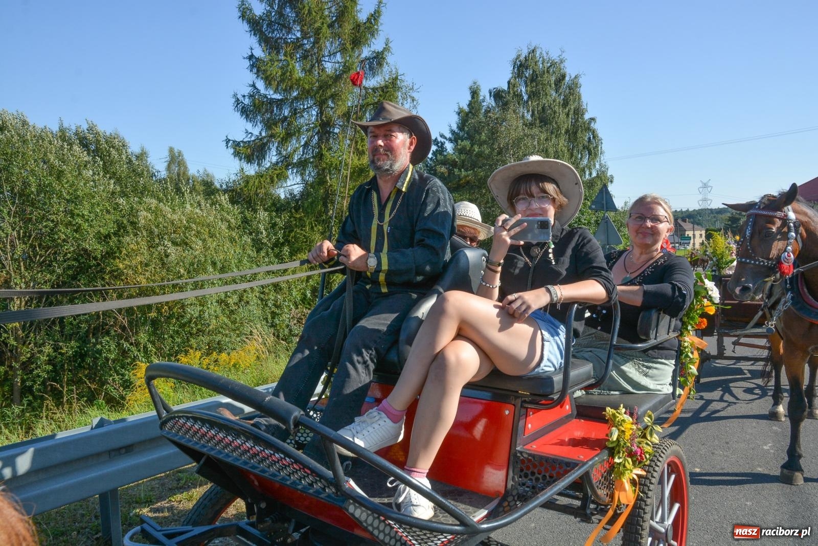 Zdjęcie w galerii na portalu naszraciborz.pl: Korowód na długim dystansie. Dożynki w Rzuchowie [FOTO i WIDEO] wiadomości z regionu