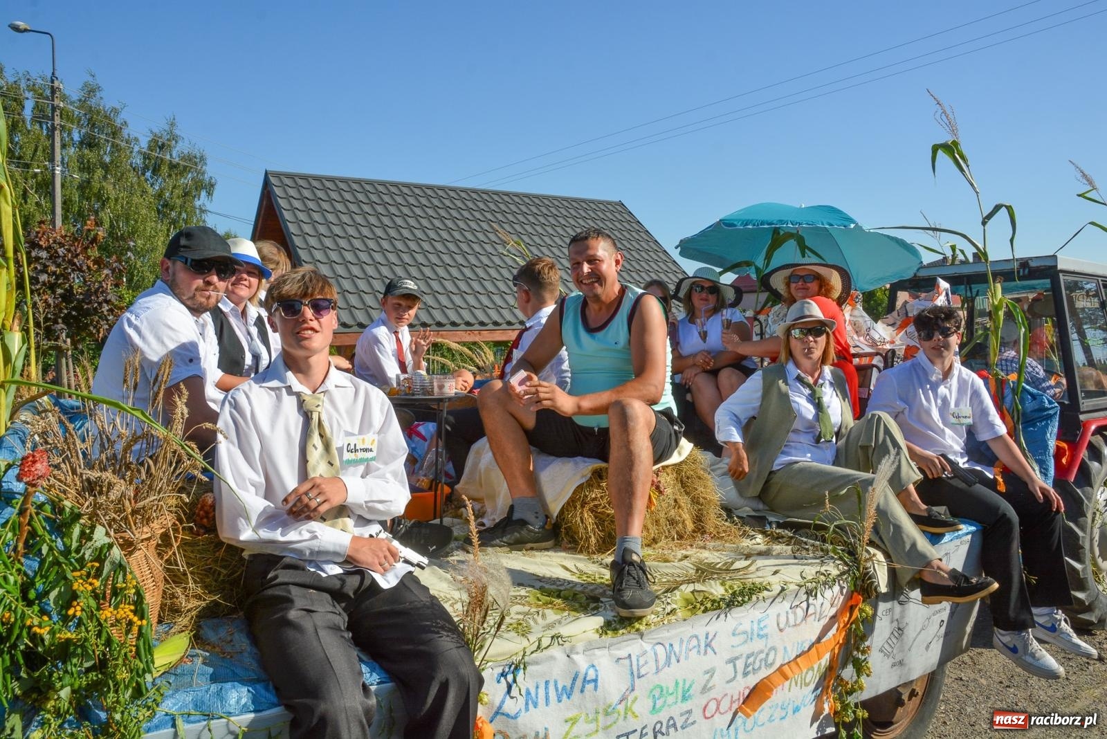 Zdjęcie w galerii na portalu naszraciborz.pl: Korowód na długim dystansie. Dożynki w Rzuchowie [FOTO i WIDEO] wiadomości z regionu