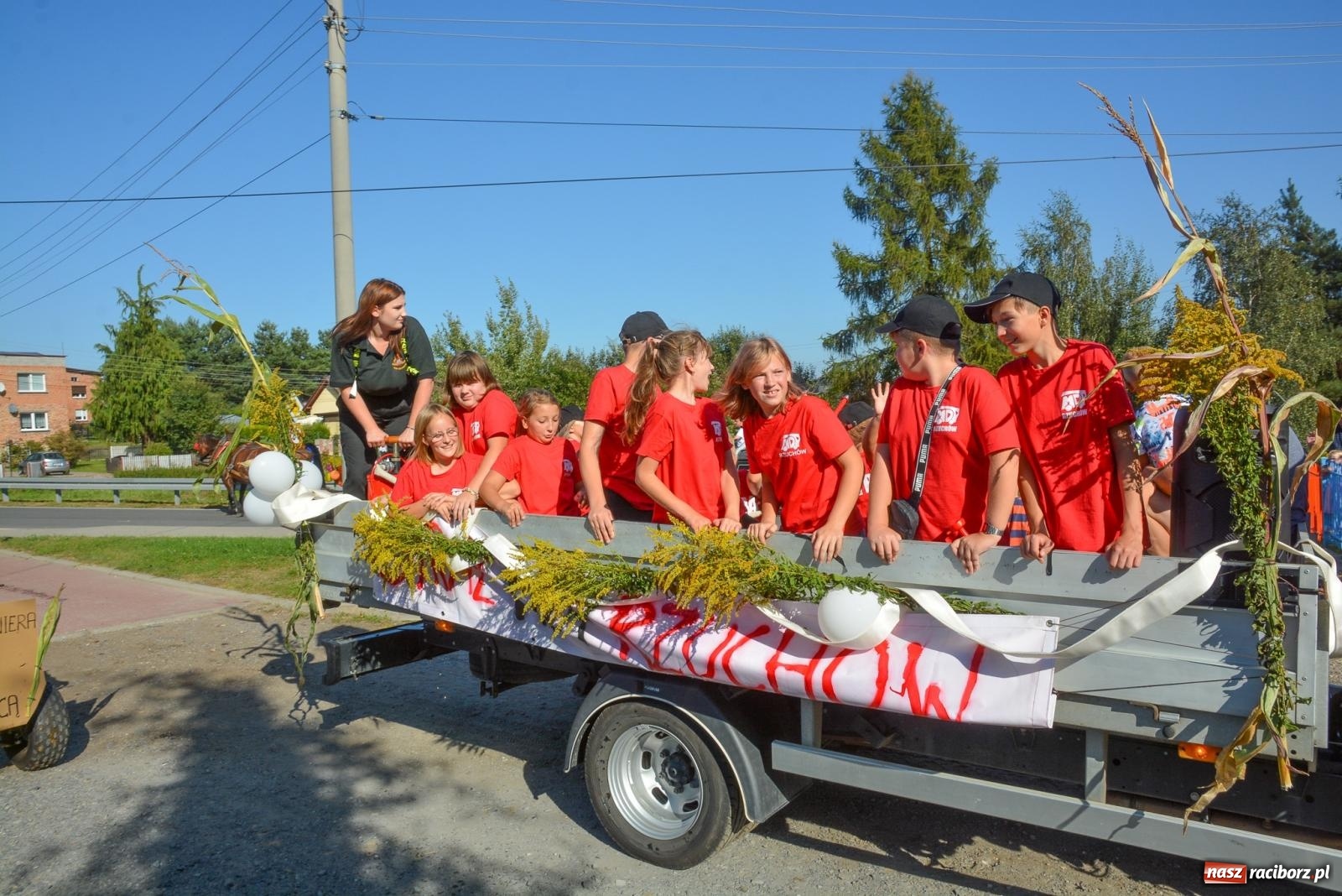 Zdjęcie w galerii na portalu naszraciborz.pl: Korowód na długim dystansie. Dożynki w Rzuchowie [FOTO i WIDEO] wiadomości z regionu