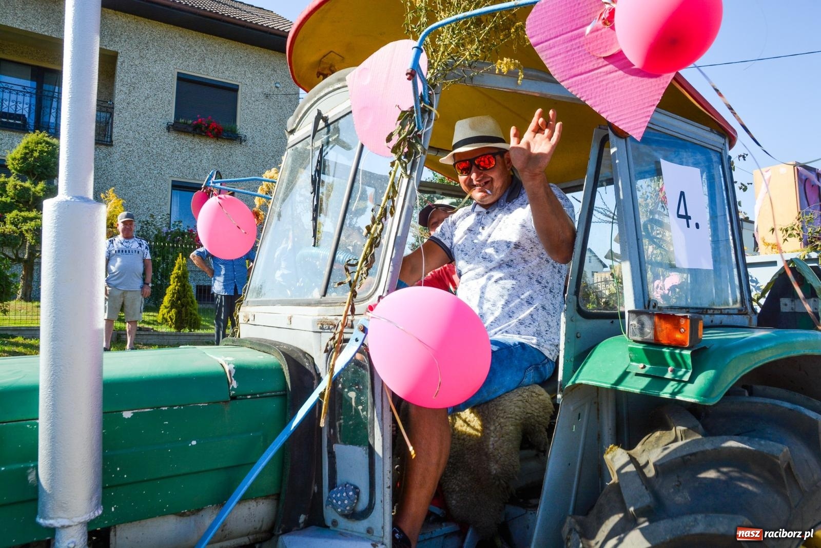 Zdjęcie w galerii na portalu naszraciborz.pl: Korowód na długim dystansie. Dożynki w Rzuchowie [FOTO i WIDEO] wiadomości z regionu