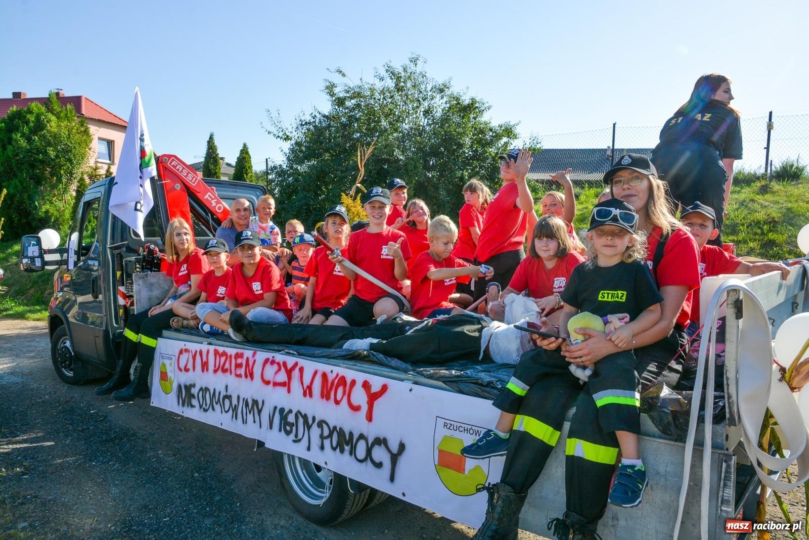 Zdjęcie w galerii na portalu naszraciborz.pl: Korowód na długim dystansie. Dożynki w Rzuchowie [FOTO i WIDEO] wiadomości z regionu