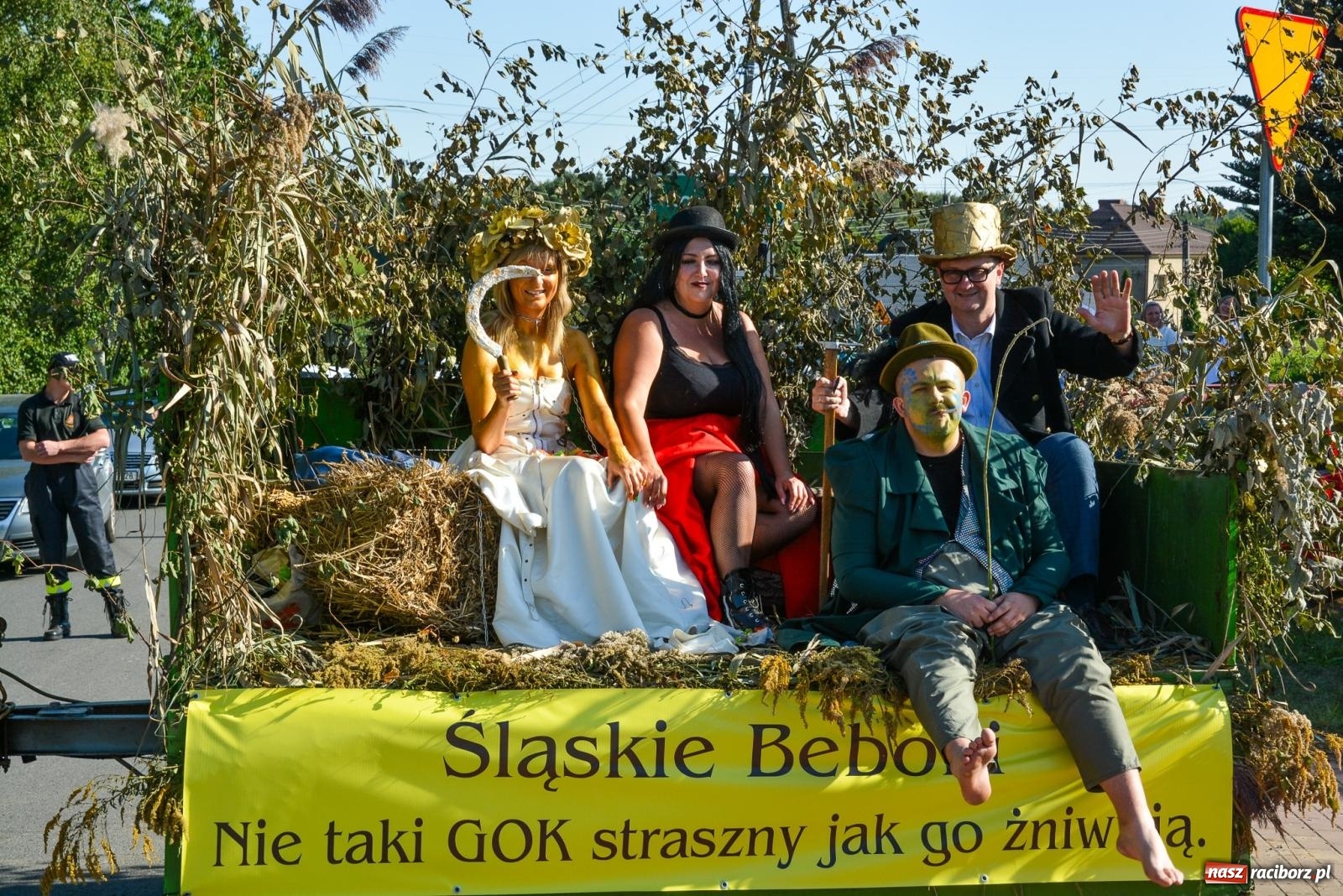 Zdjęcie w galerii na portalu naszraciborz.pl: Korowód na długim dystansie. Dożynki w Rzuchowie [FOTO i WIDEO] wiadomości z regionu