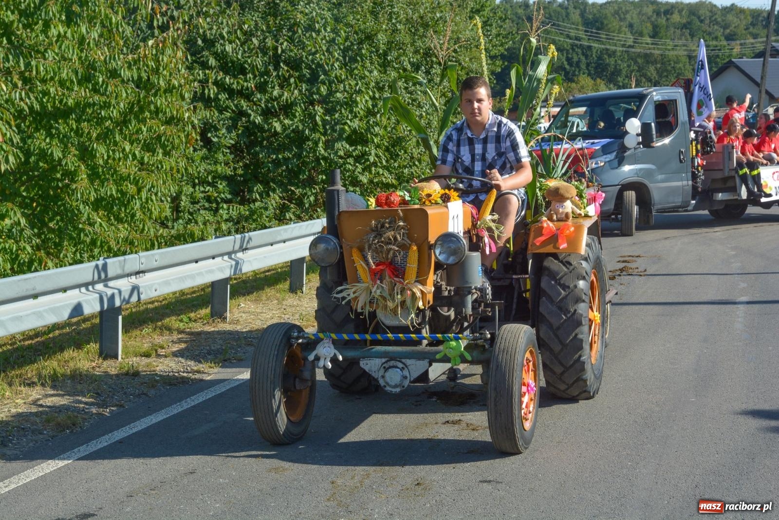 Zdjęcie w galerii na portalu naszraciborz.pl: Korowód na długim dystansie. Dożynki w Rzuchowie [FOTO i WIDEO] wiadomości z regionu