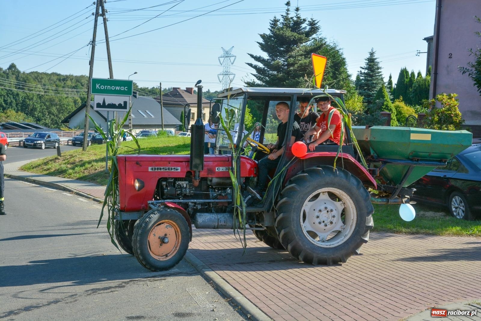 Zdjęcie w galerii na portalu naszraciborz.pl: Korowód na długim dystansie. Dożynki w Rzuchowie [FOTO i WIDEO] wiadomości z regionu