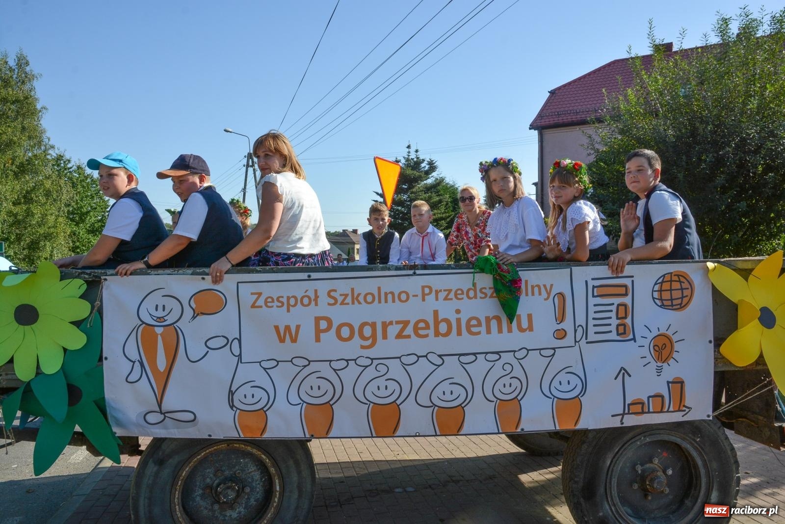 Zdjęcie w galerii na portalu naszraciborz.pl: Korowód na długim dystansie. Dożynki w Rzuchowie [FOTO i WIDEO] wiadomości z regionu