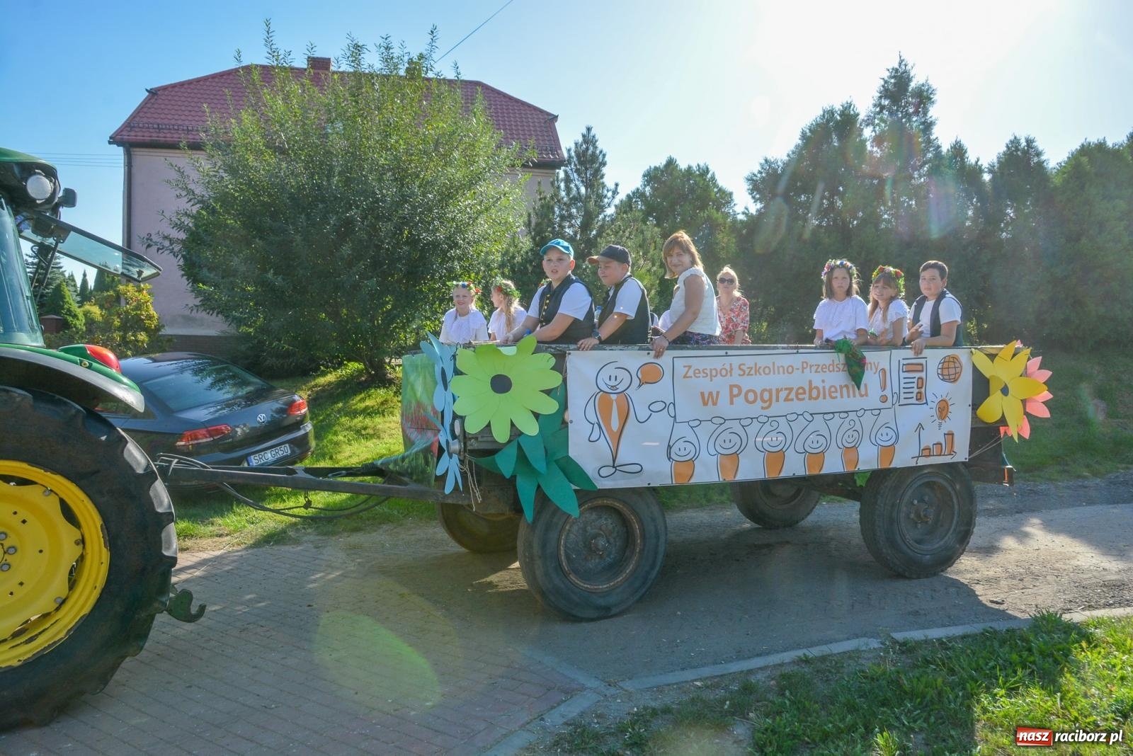 Zdjęcie w galerii na portalu naszraciborz.pl: Korowód na długim dystansie. Dożynki w Rzuchowie [FOTO i WIDEO] wiadomości z regionu