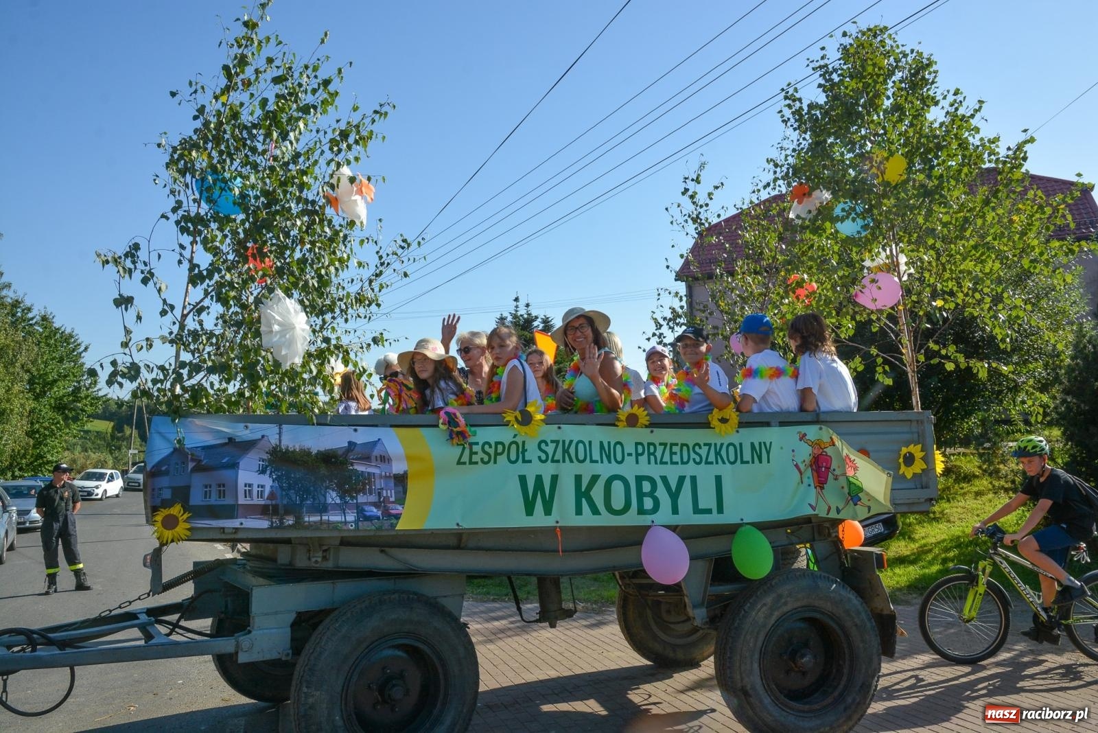 Zdjęcie w galerii na portalu naszraciborz.pl: Korowód na długim dystansie. Dożynki w Rzuchowie [FOTO i WIDEO] wiadomości z regionu