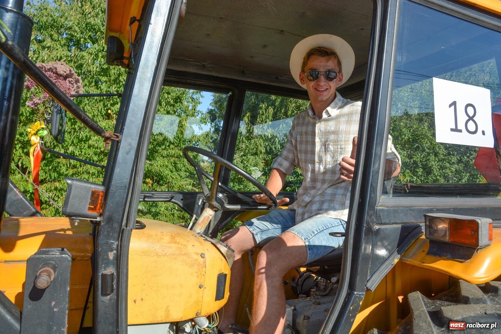 Zdjęcie w galerii na portalu naszraciborz.pl: Korowód na długim dystansie. Dożynki w Rzuchowie [FOTO i WIDEO] wiadomości z regionu