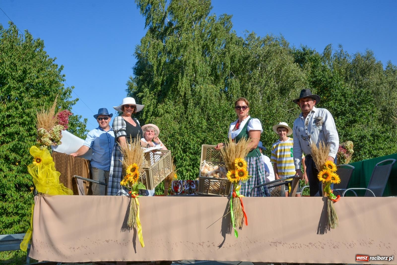 Zdjęcie w galerii na portalu naszraciborz.pl: Korowód na długim dystansie. Dożynki w Rzuchowie [FOTO i WIDEO] wiadomości z regionu