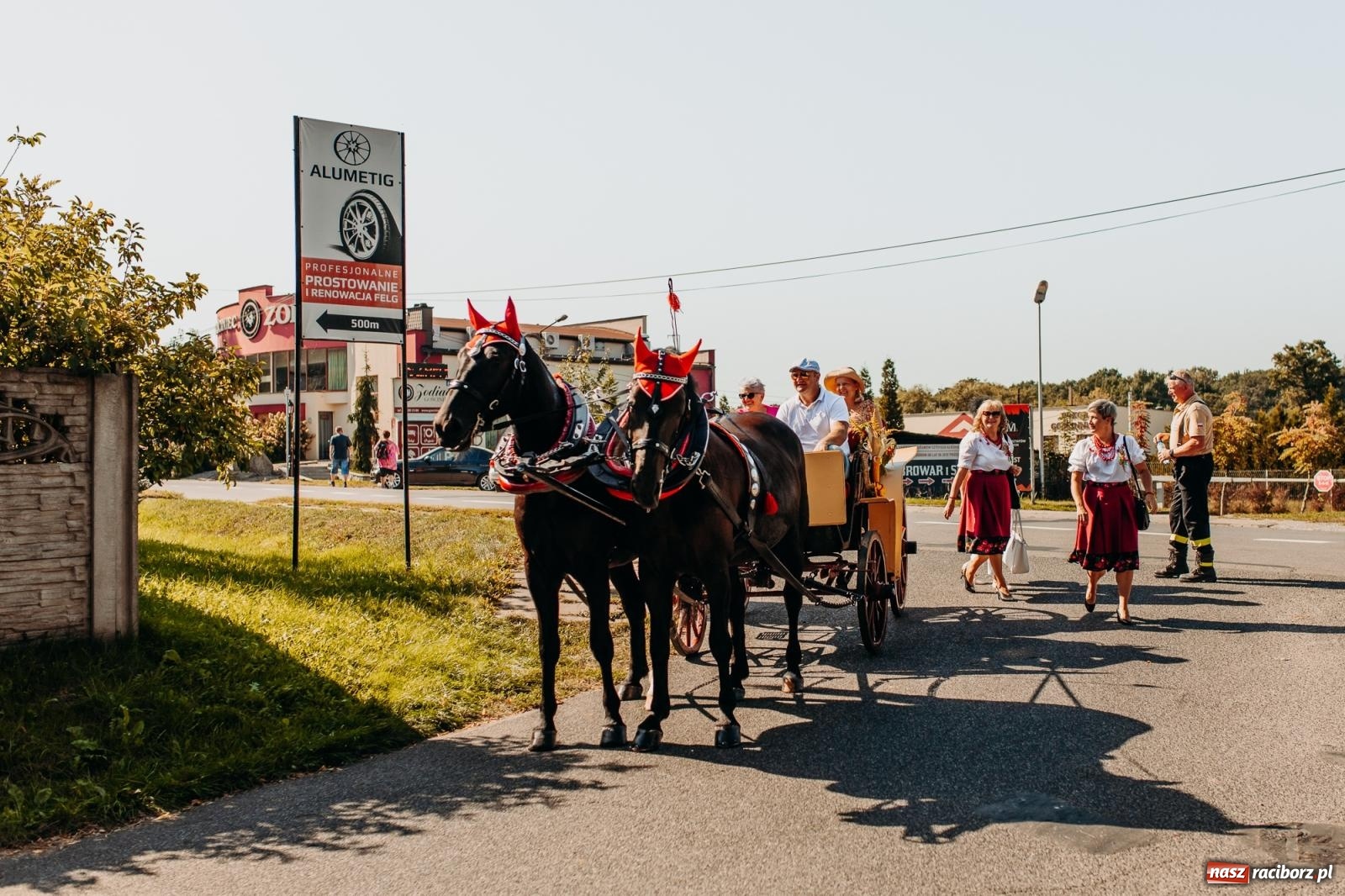Zdjęcie w galerii na portalu naszraciborz.pl: Korowód na długim dystansie. Dożynki w Rzuchowie [FOTO i WIDEO] wiadomości z regionu