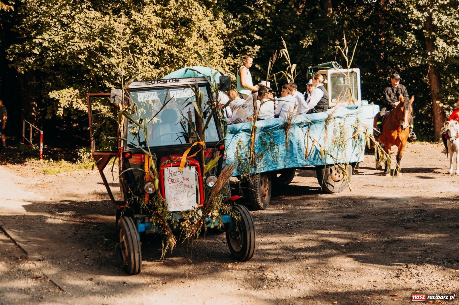Zdjęcie w galerii na portalu naszraciborz.pl: Korowód na długim dystansie. Dożynki w Rzuchowie [FOTO i WIDEO] wiadomości z regionu