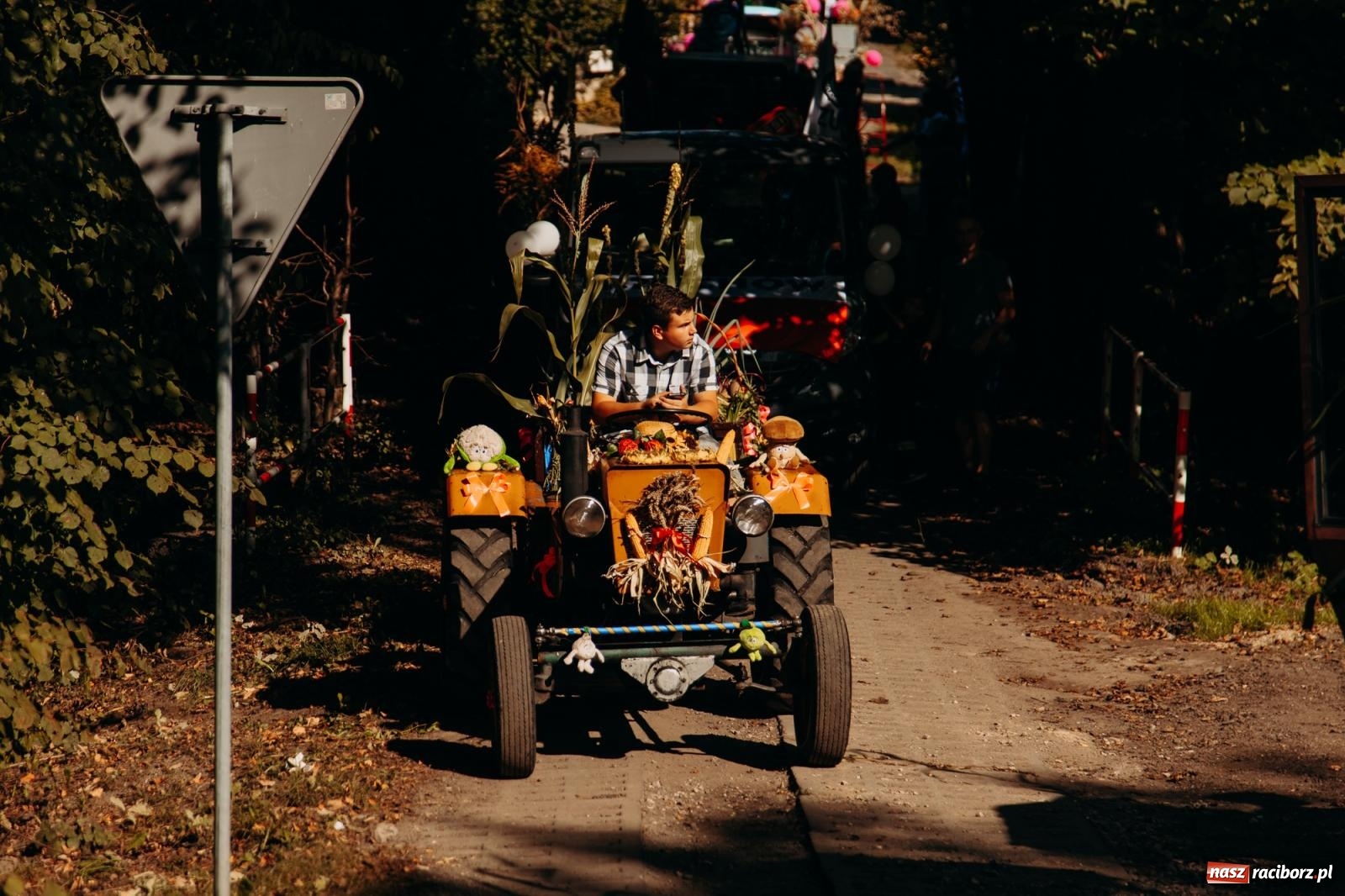 Zdjęcie w galerii na portalu naszraciborz.pl: Korowód na długim dystansie. Dożynki w Rzuchowie [FOTO i WIDEO] wiadomości z regionu