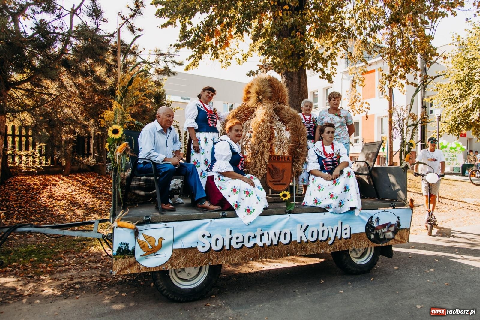 Zdjęcie w galerii na portalu naszraciborz.pl: Korowód na długim dystansie. Dożynki w Rzuchowie [FOTO i WIDEO] wiadomości z regionu