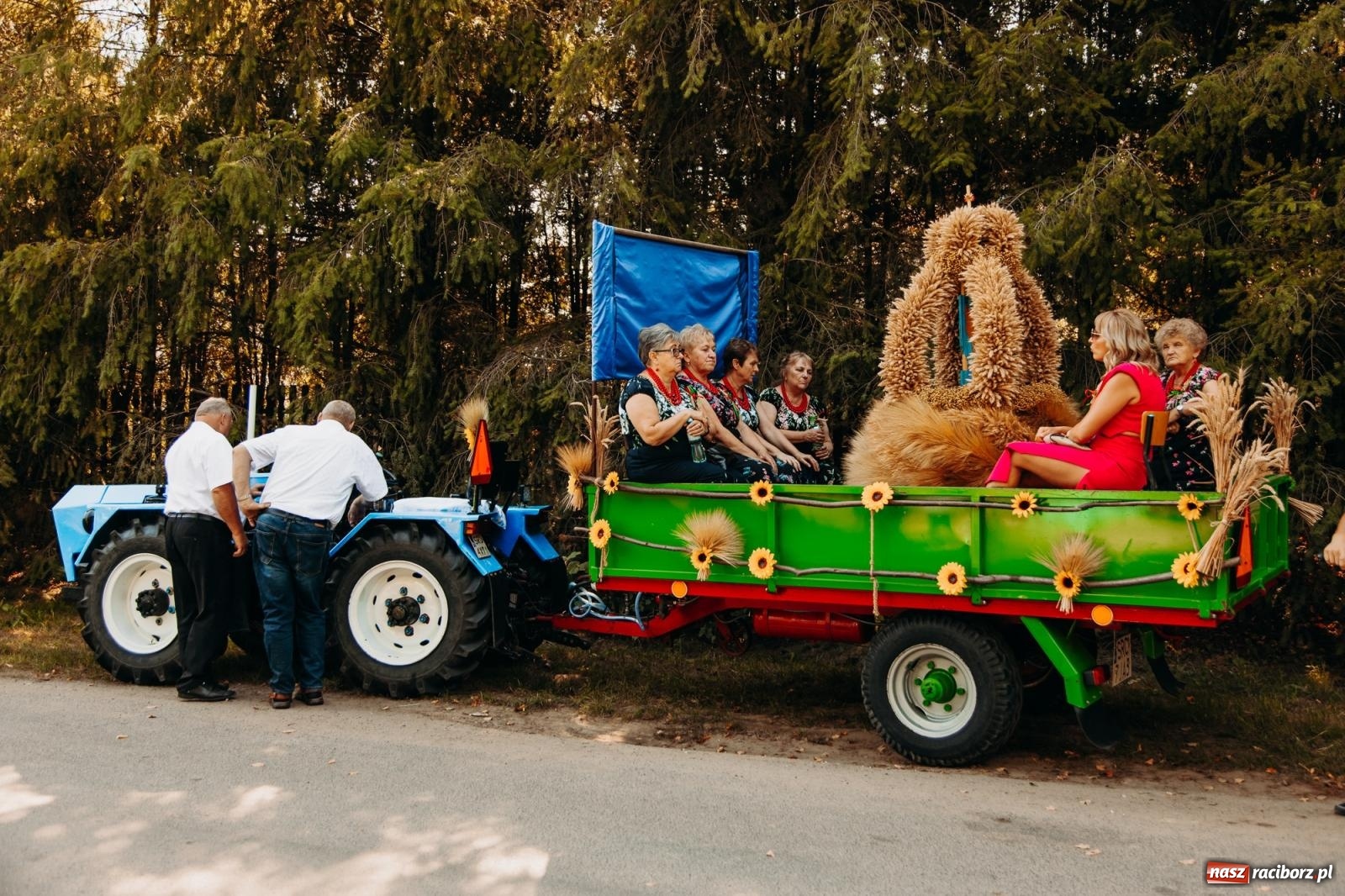 Zdjęcie w galerii na portalu naszraciborz.pl: Korowód na długim dystansie. Dożynki w Rzuchowie [FOTO i WIDEO] wiadomości z regionu