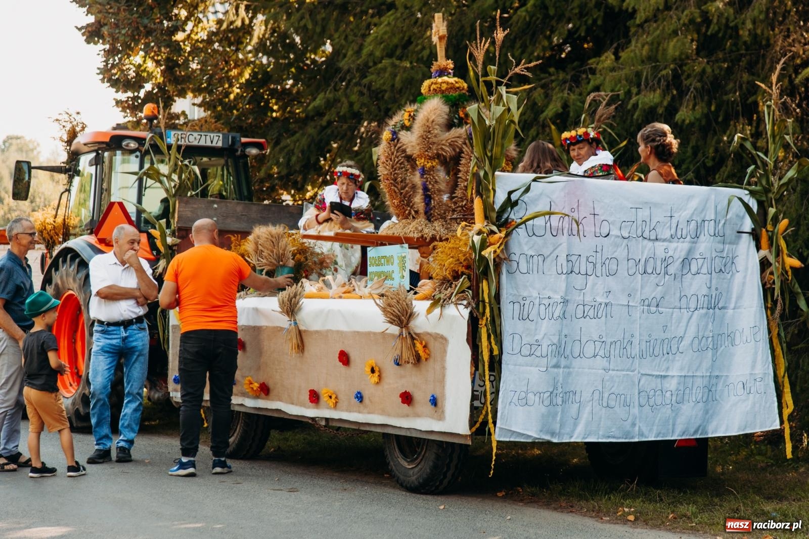 Zdjęcie w galerii na portalu naszraciborz.pl: Korowód na długim dystansie. Dożynki w Rzuchowie [FOTO i WIDEO] wiadomości z regionu