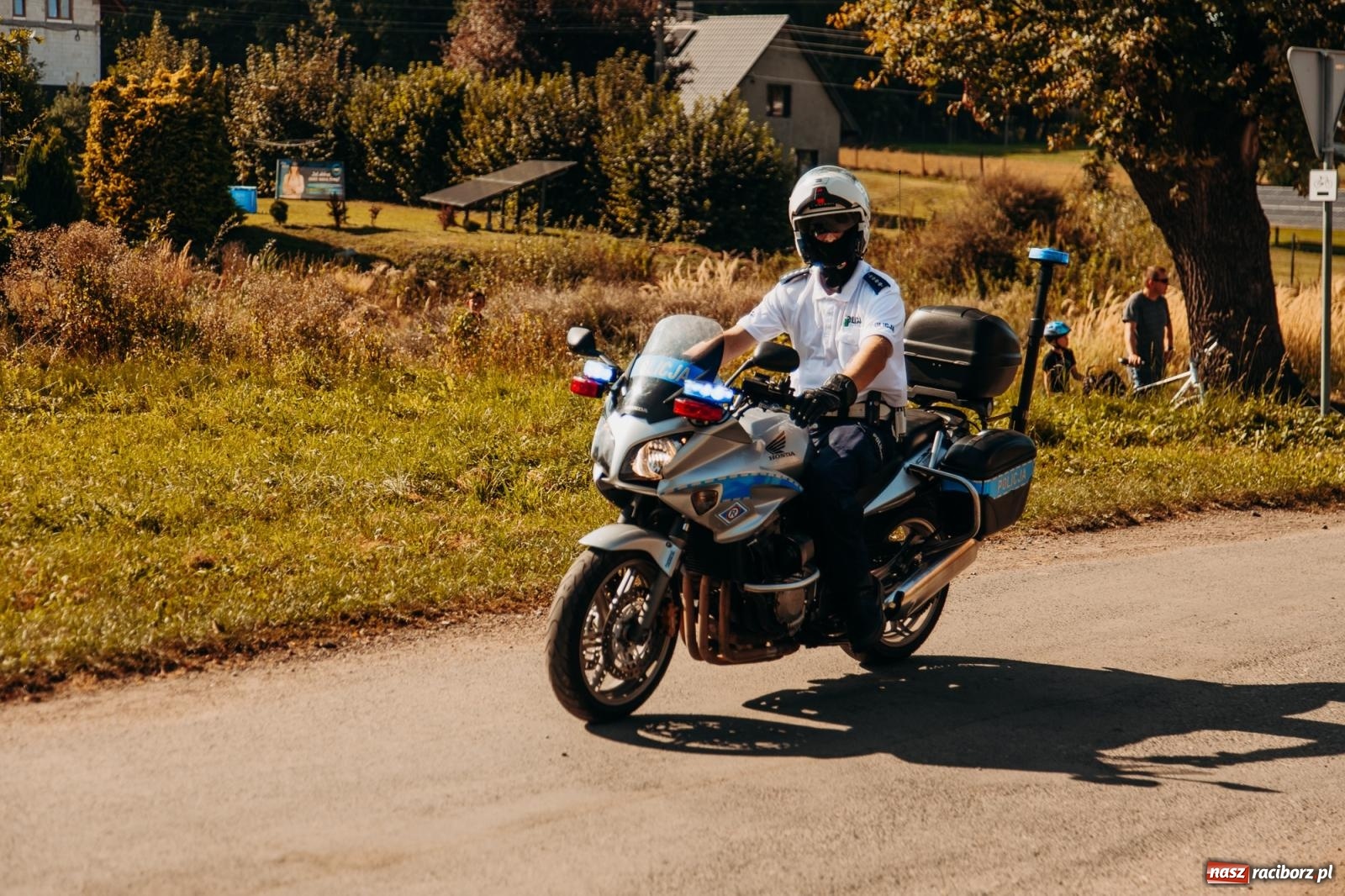 Zdjęcie w galerii na portalu naszraciborz.pl: Korowód na długim dystansie. Dożynki w Rzuchowie [FOTO i WIDEO] wiadomości z regionu