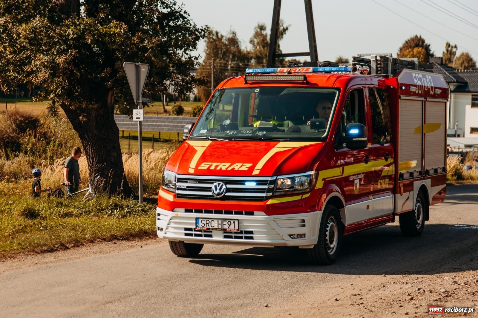 Zdjęcie w galerii na portalu naszraciborz.pl: Korowód na długim dystansie. Dożynki w Rzuchowie [FOTO i WIDEO] wiadomości z regionu