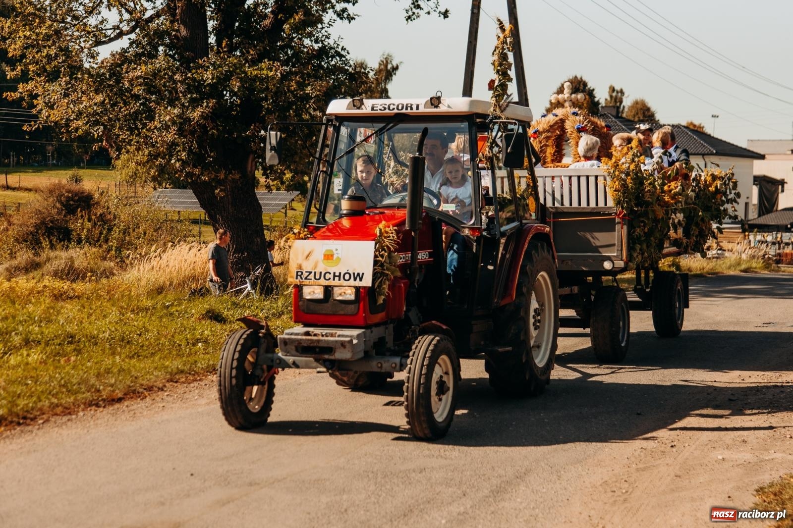 Zdjęcie w galerii na portalu naszraciborz.pl: Korowód na długim dystansie. Dożynki w Rzuchowie [FOTO i WIDEO] wiadomości z regionu
