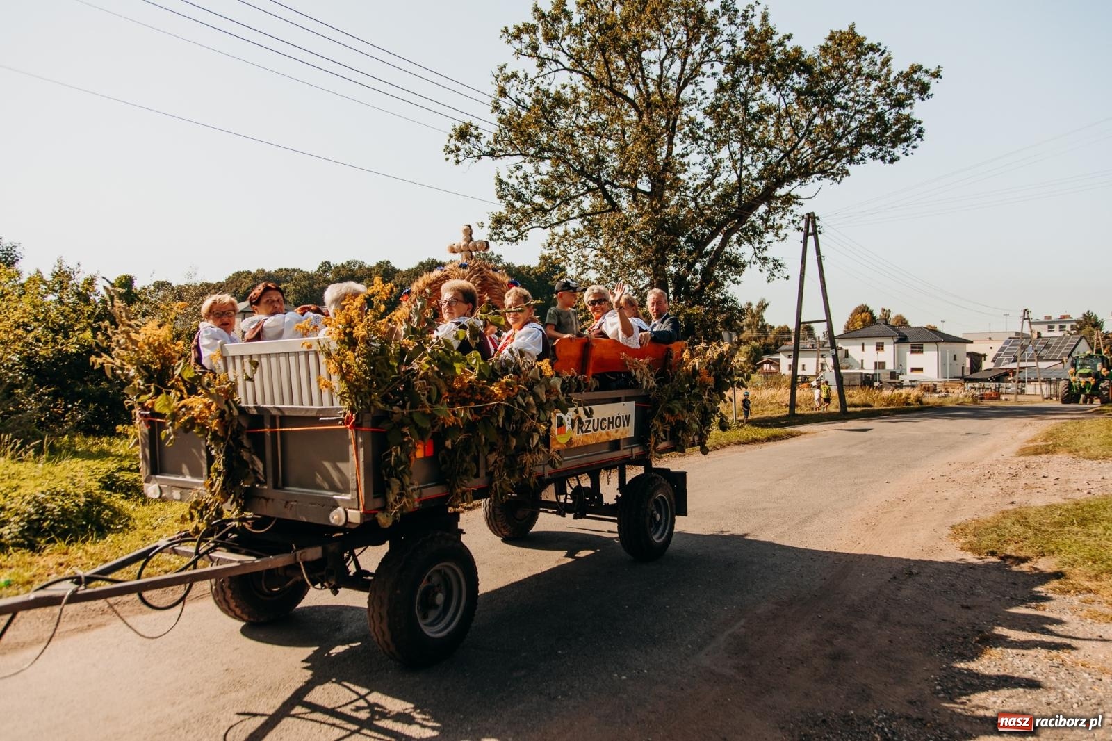 Zdjęcie w galerii na portalu naszraciborz.pl: Korowód na długim dystansie. Dożynki w Rzuchowie [FOTO i WIDEO] wiadomości z regionu