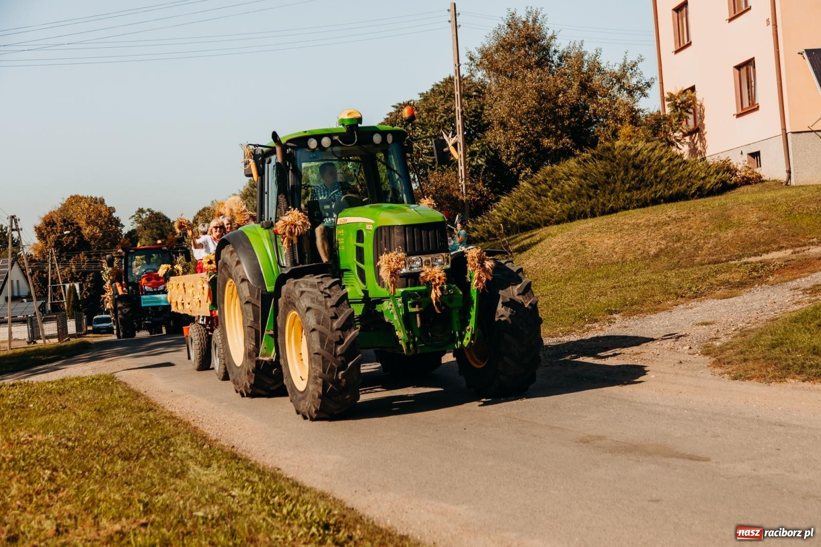 Zdjęcie w galerii na portalu naszraciborz.pl: Korowód na długim dystansie. Dożynki w Rzuchowie [FOTO i WIDEO] wiadomości z regionu