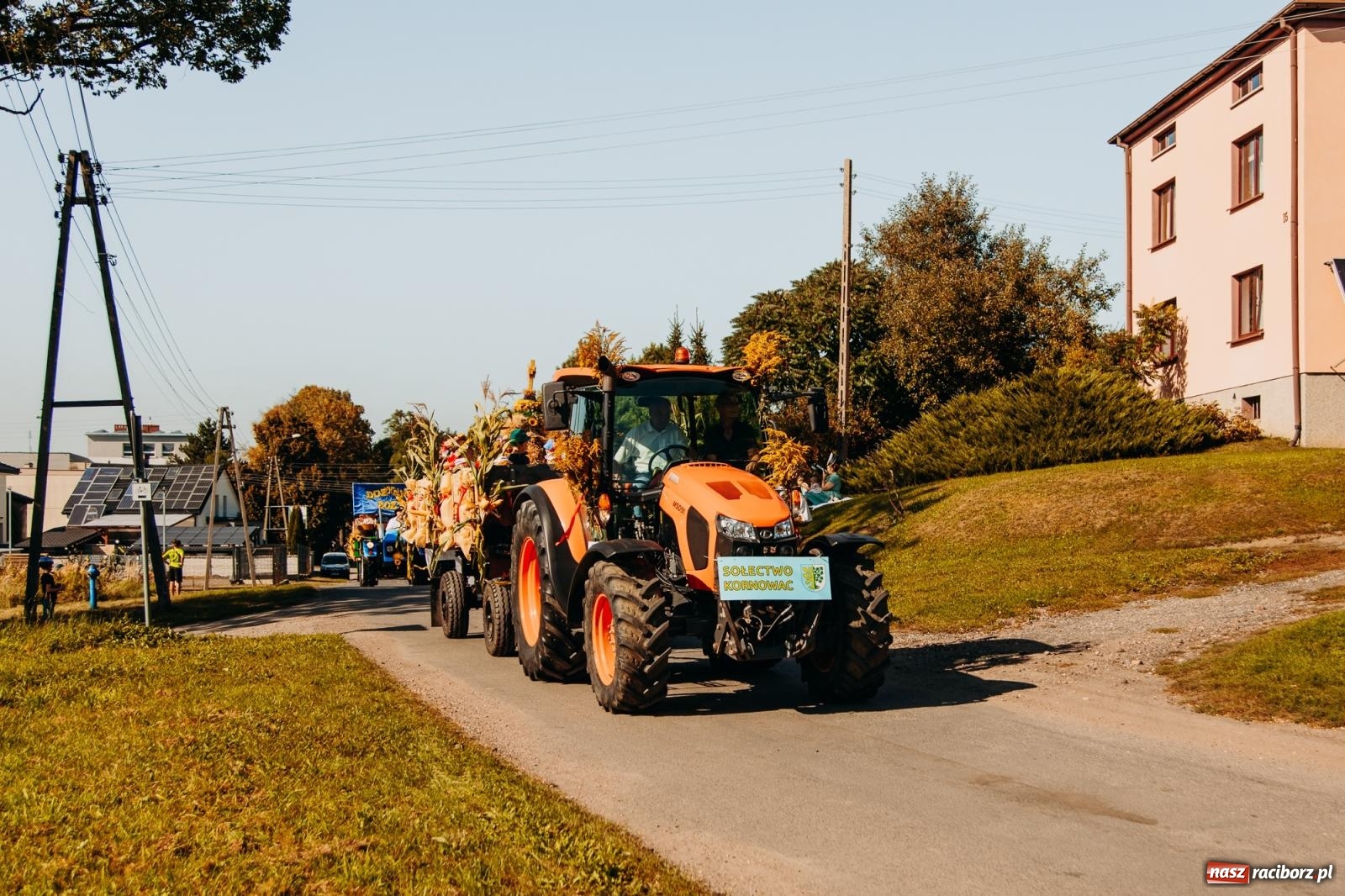 Zdjęcie w galerii na portalu naszraciborz.pl: Korowód na długim dystansie. Dożynki w Rzuchowie [FOTO i WIDEO] wiadomości z regionu