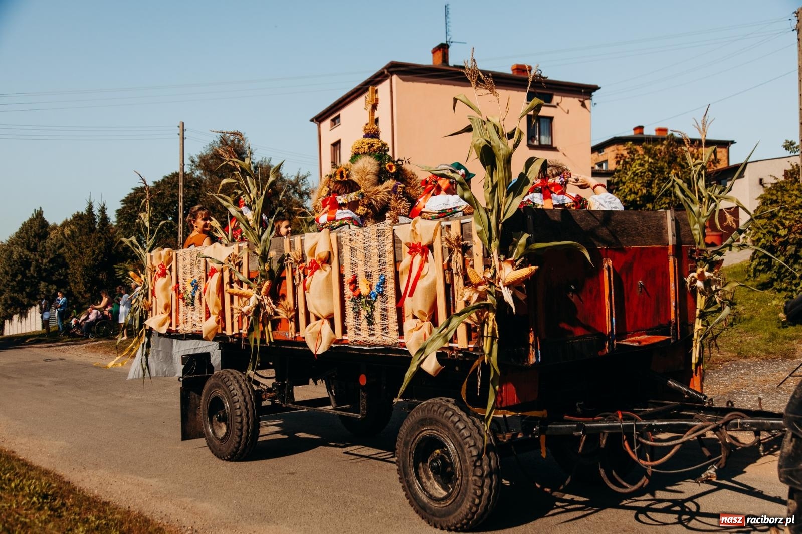 Zdjęcie w galerii na portalu naszraciborz.pl: Korowód na długim dystansie. Dożynki w Rzuchowie [FOTO i WIDEO] wiadomości z regionu