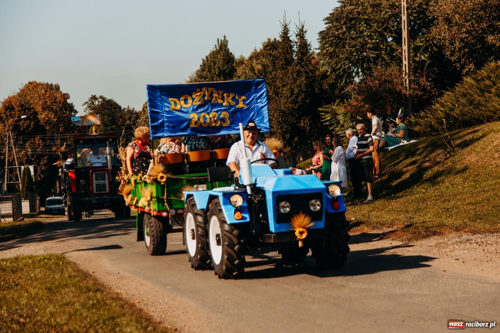 Zdjęcie w galerii na portalu naszraciborz.pl: Korowód na długim dystansie. Dożynki w Rzuchowie [FOTO i WIDEO] wiadomości z regionu