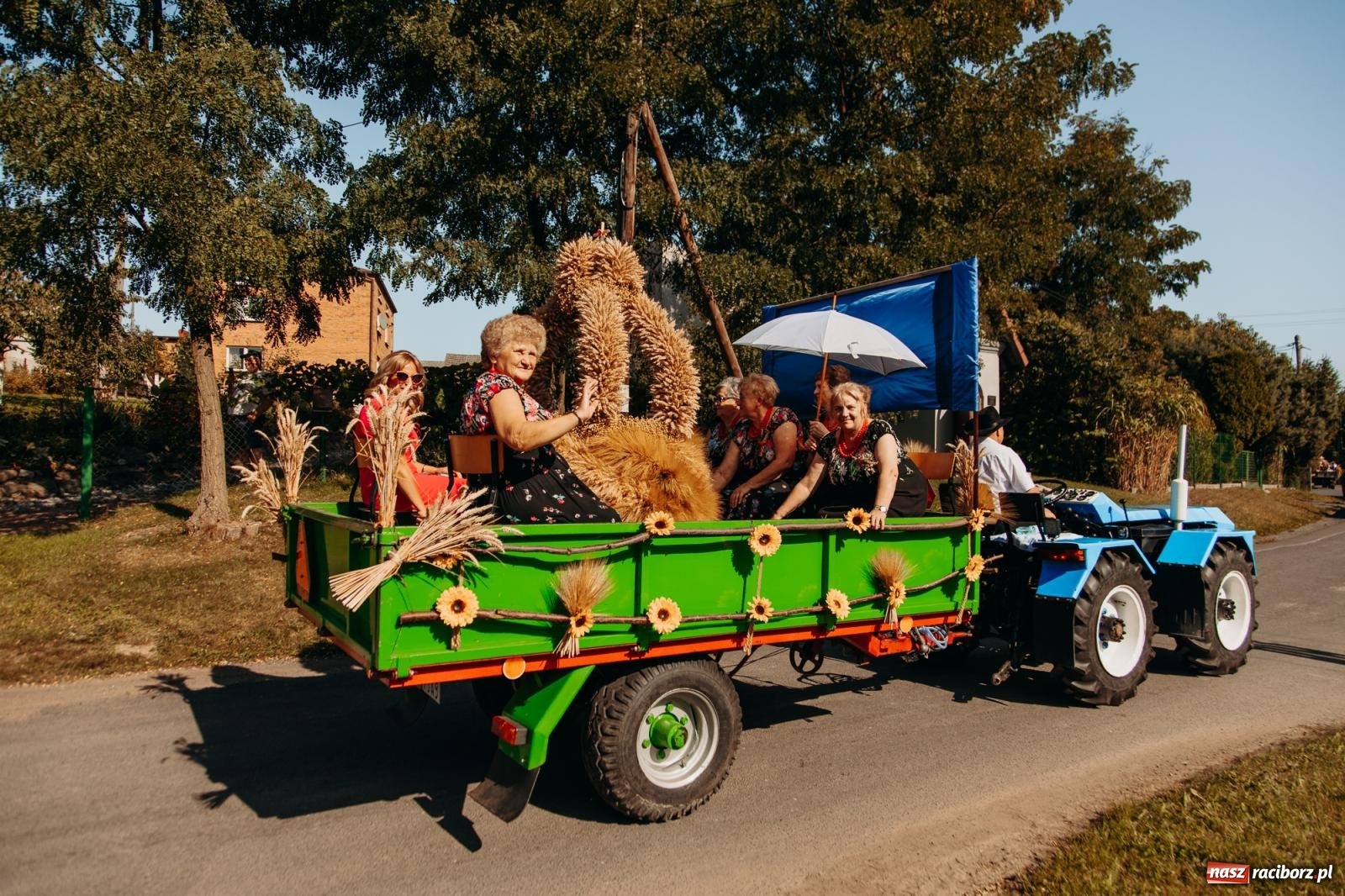 Zdjęcie w galerii na portalu naszraciborz.pl: Korowód na długim dystansie. Dożynki w Rzuchowie [FOTO i WIDEO] wiadomości z regionu