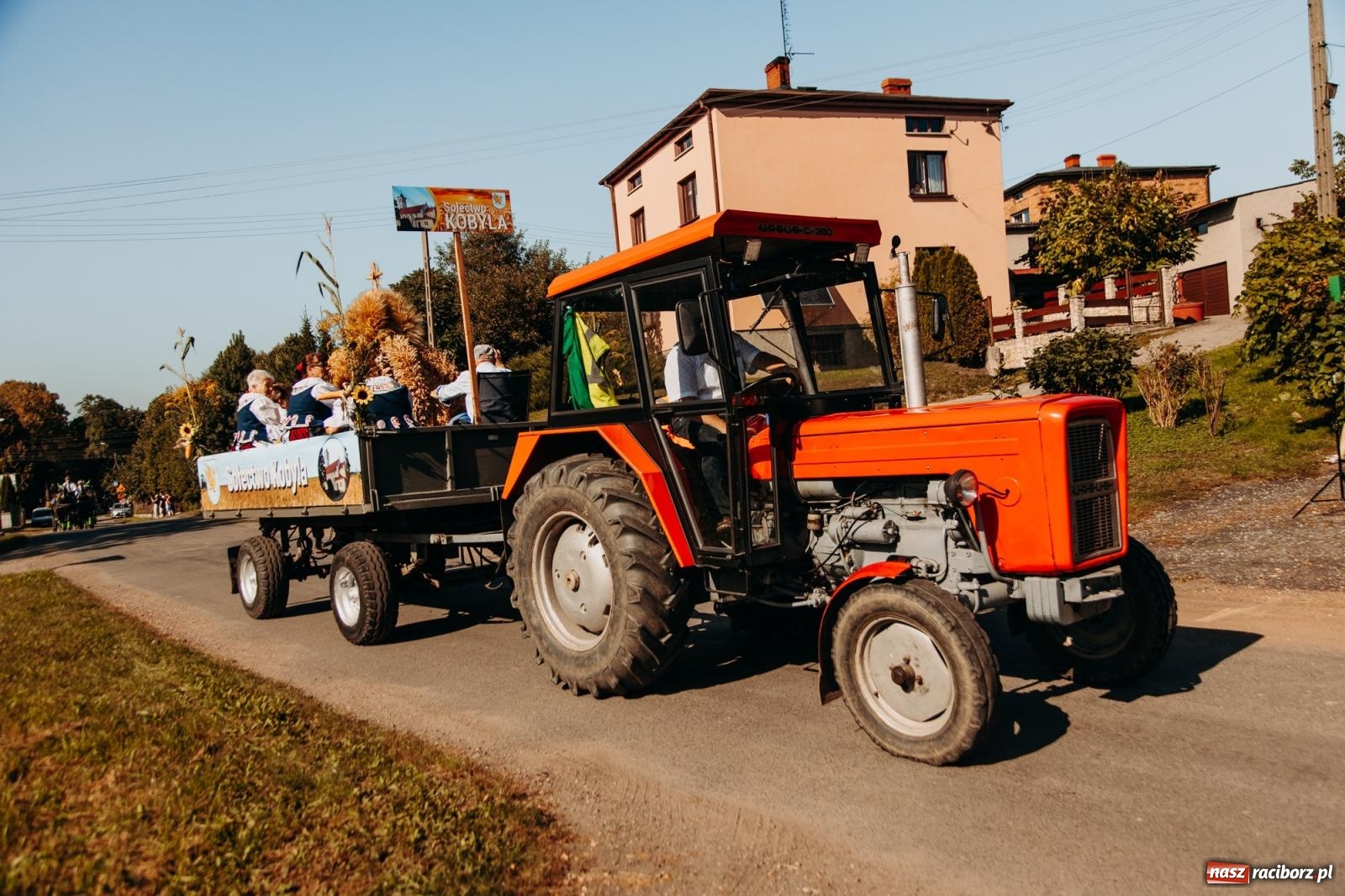 Zdjęcie w galerii na portalu naszraciborz.pl: Korowód na długim dystansie. Dożynki w Rzuchowie [FOTO i WIDEO] wiadomości z regionu