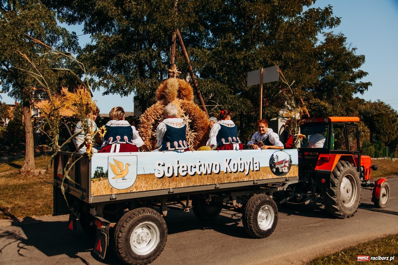Zdjęcie w galerii na portalu naszraciborz.pl: Korowód na długim dystansie. Dożynki w Rzuchowie [FOTO i WIDEO] wiadomości z regionu