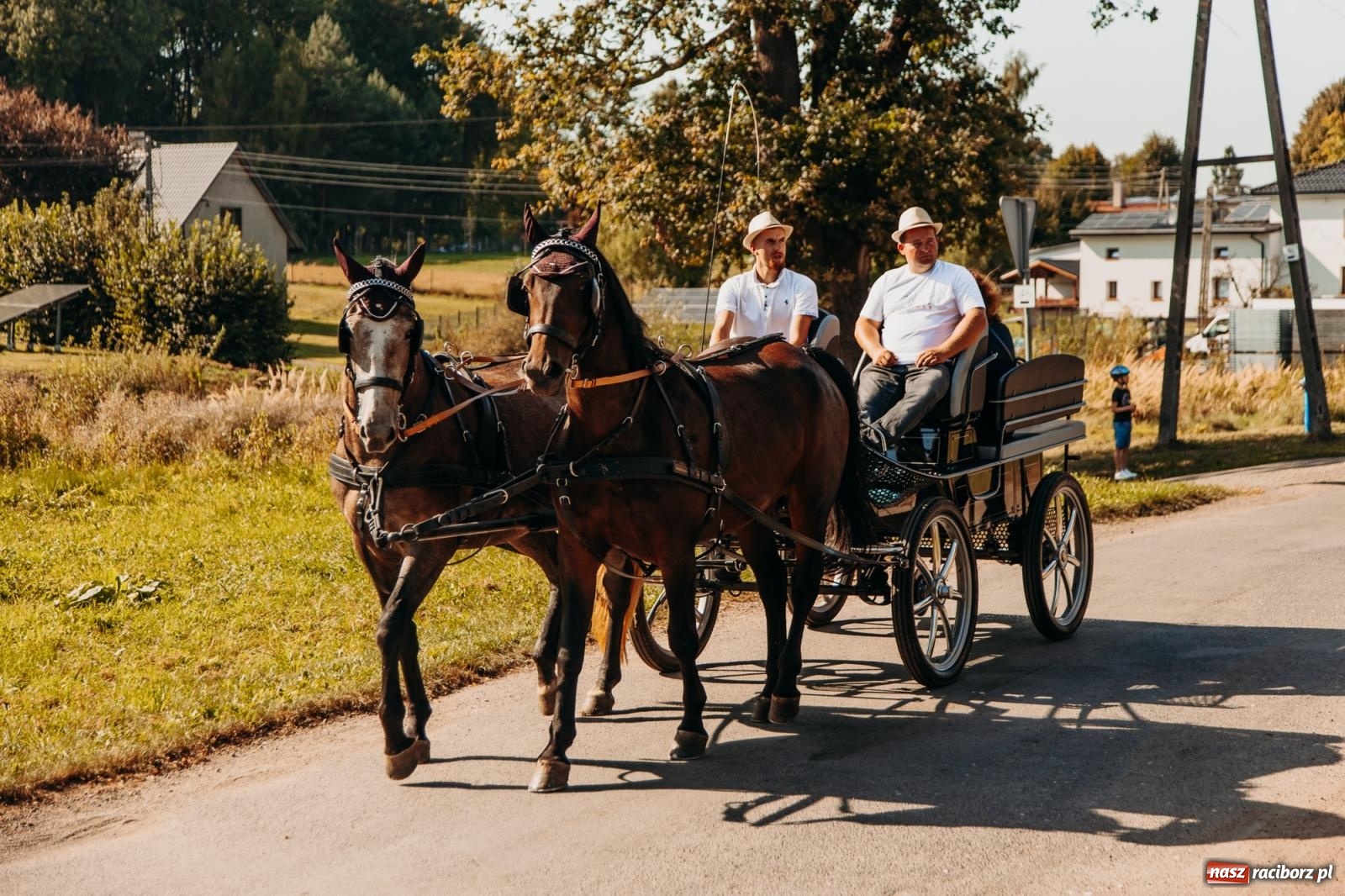 Zdjęcie w galerii na portalu naszraciborz.pl: Korowód na długim dystansie. Dożynki w Rzuchowie [FOTO i WIDEO] wiadomości z regionu
