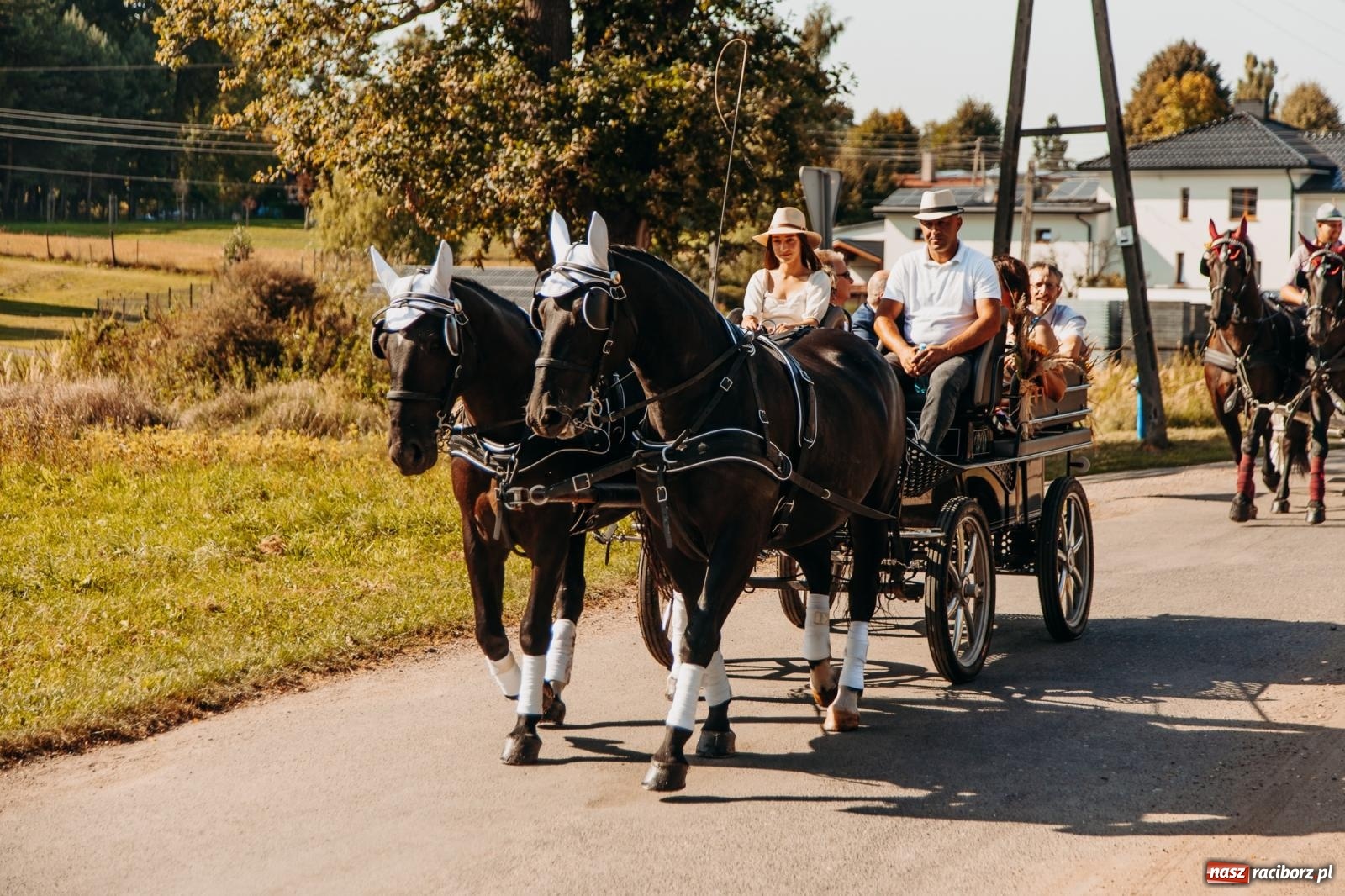 Zdjęcie w galerii na portalu naszraciborz.pl: Korowód na długim dystansie. Dożynki w Rzuchowie [FOTO i WIDEO] wiadomości z regionu