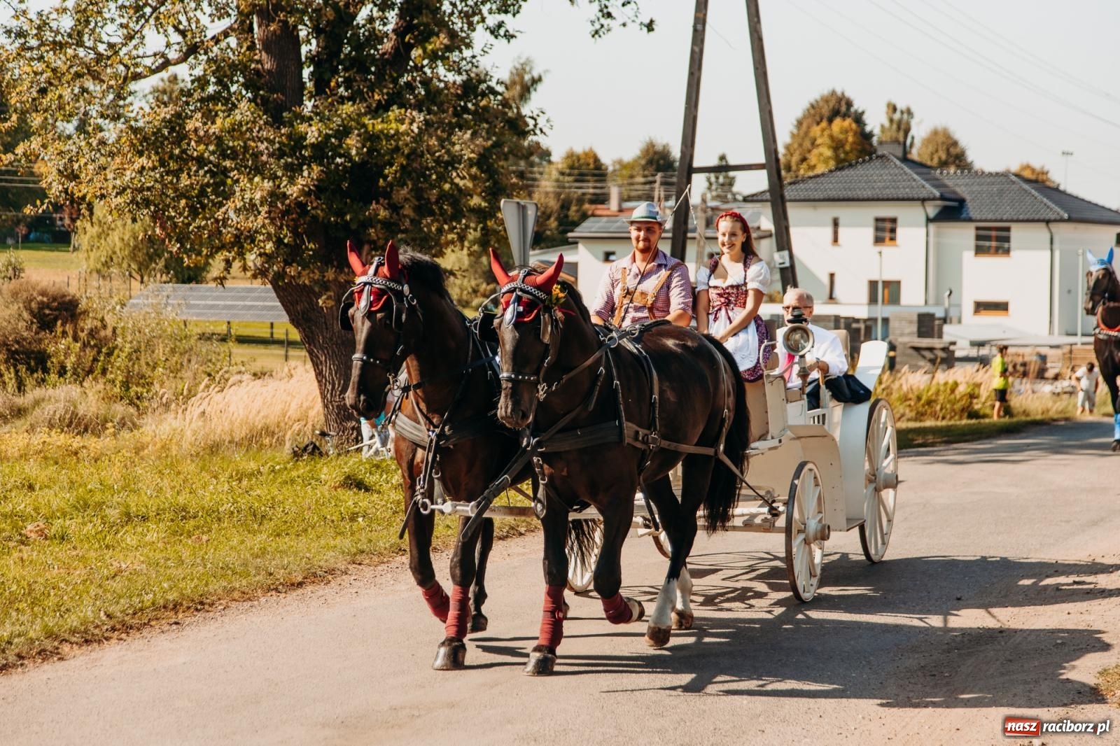 Zdjęcie w galerii na portalu naszraciborz.pl: Korowód na długim dystansie. Dożynki w Rzuchowie [FOTO i WIDEO] wiadomości z regionu