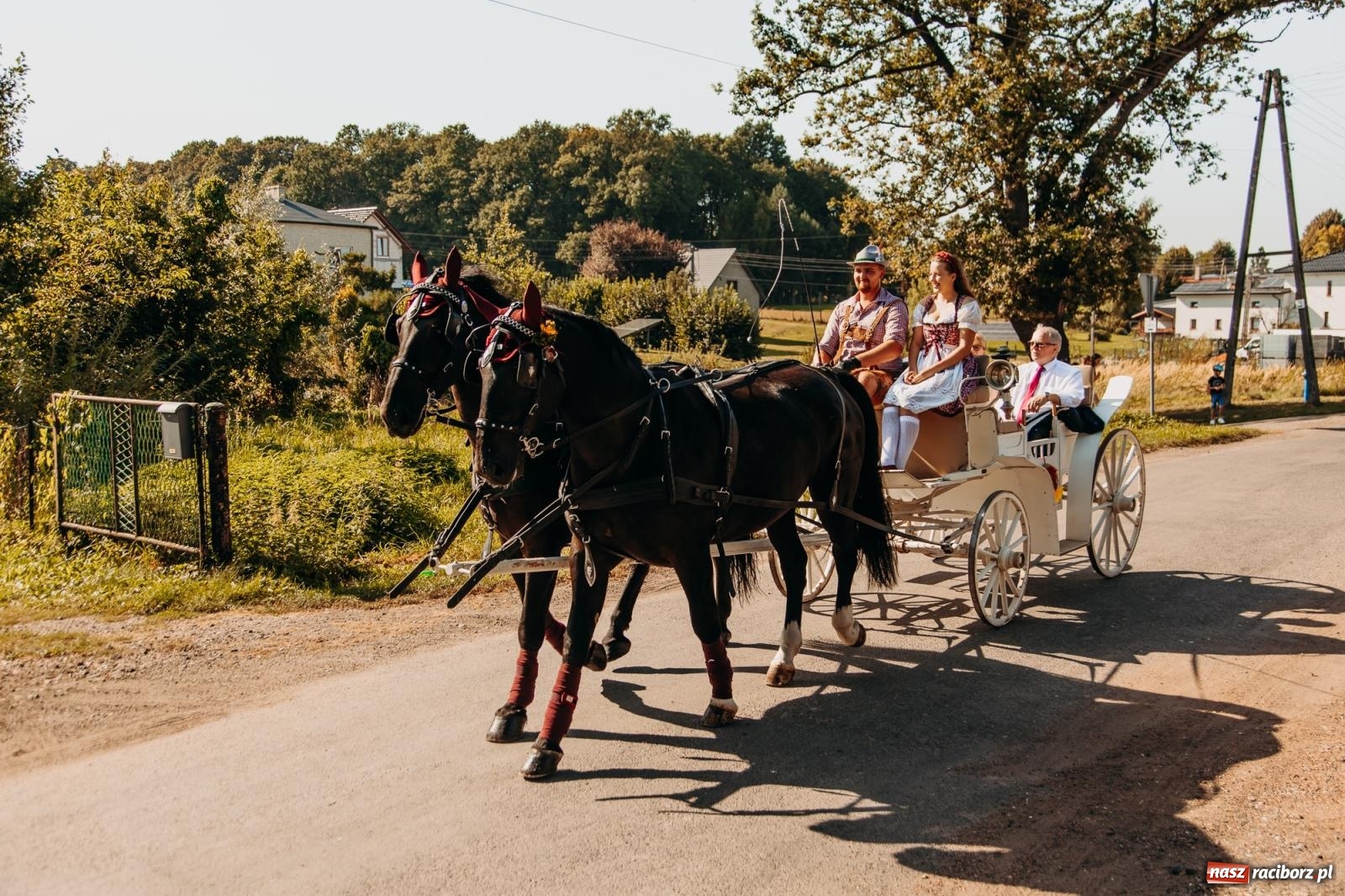 Zdjęcie w galerii na portalu naszraciborz.pl: Korowód na długim dystansie. Dożynki w Rzuchowie [FOTO i WIDEO] wiadomości z regionu
