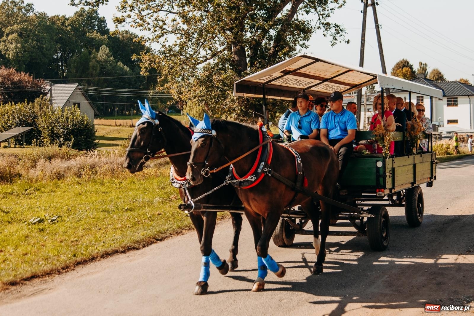 Zdjęcie w galerii na portalu naszraciborz.pl: Korowód na długim dystansie. Dożynki w Rzuchowie [FOTO i WIDEO] wiadomości z regionu
