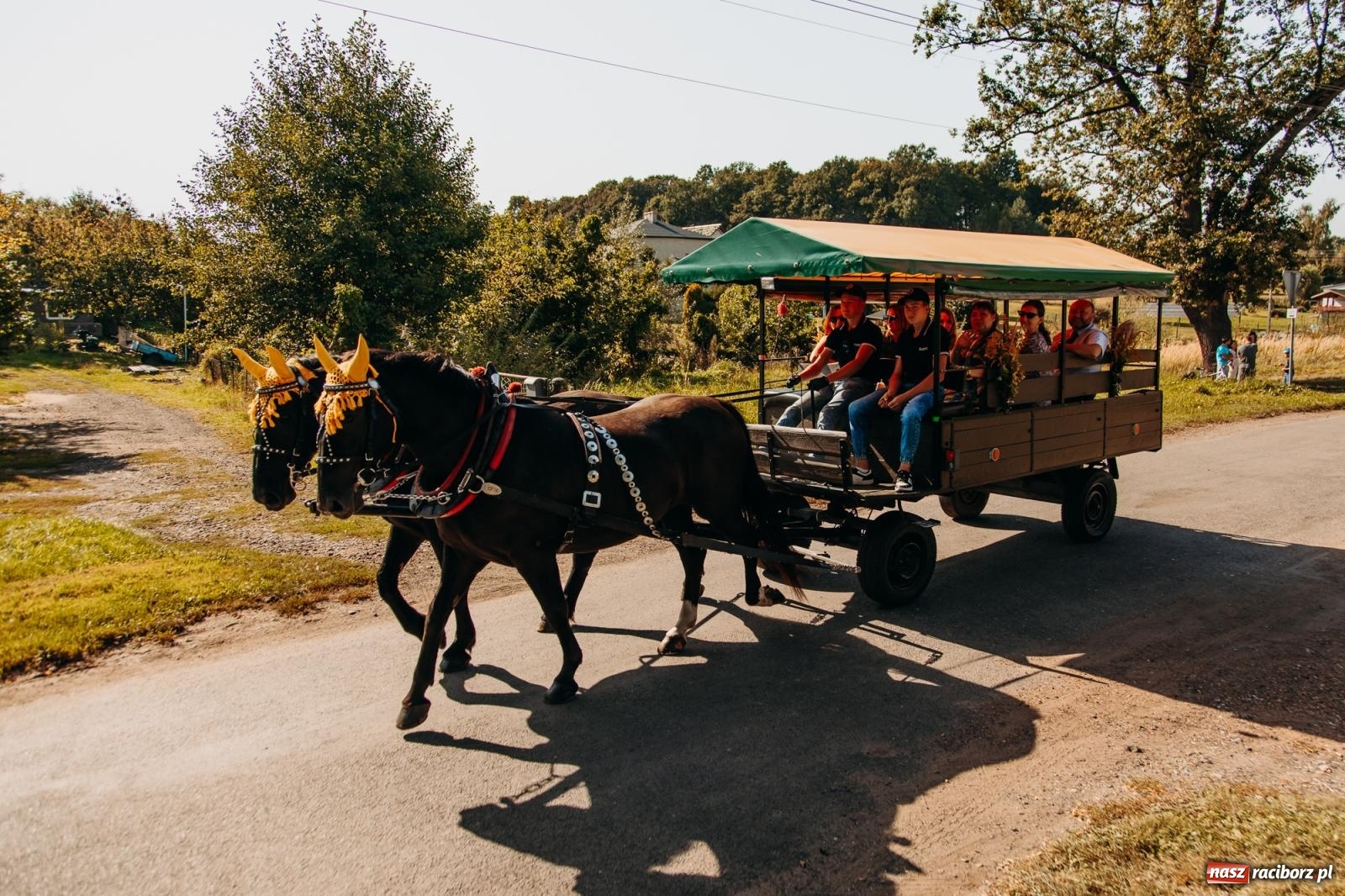 Zdjęcie w galerii na portalu naszraciborz.pl: Korowód na długim dystansie. Dożynki w Rzuchowie [FOTO i WIDEO] wiadomości z regionu