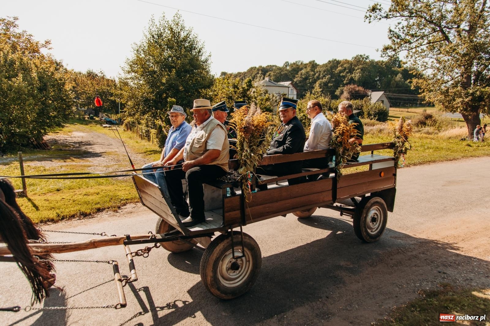 Zdjęcie w galerii na portalu naszraciborz.pl: Korowód na długim dystansie. Dożynki w Rzuchowie [FOTO i WIDEO] wiadomości z regionu
