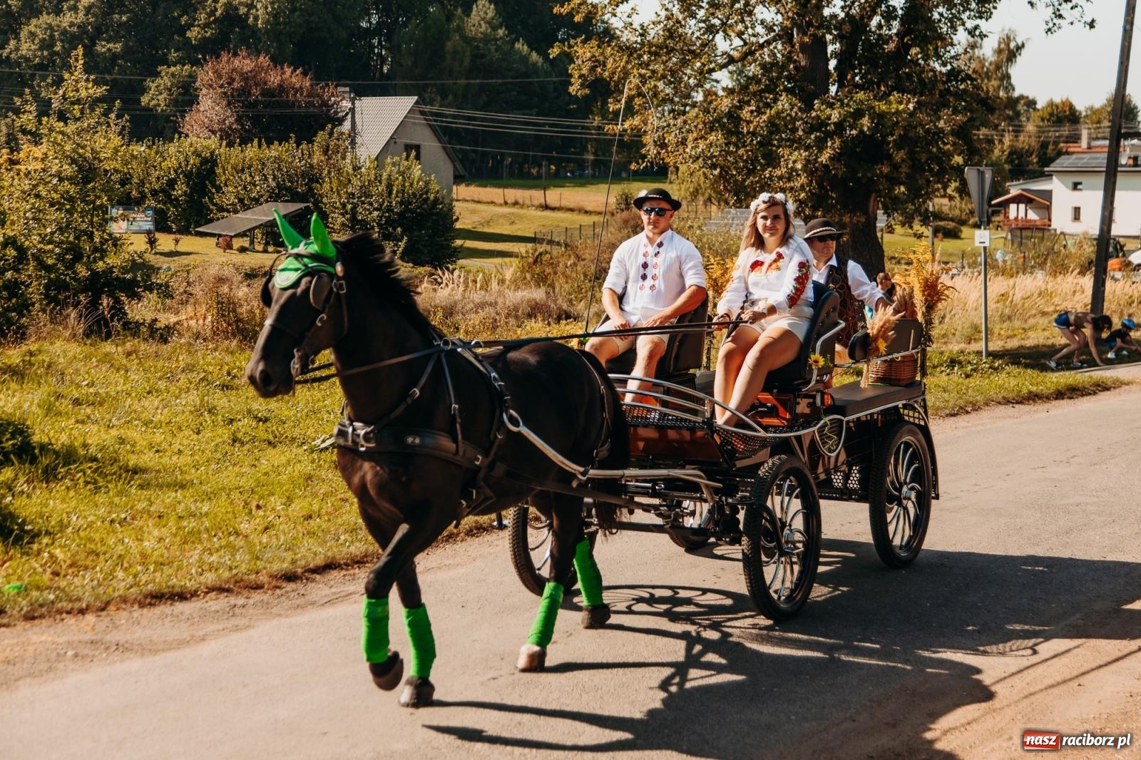 Zdjęcie w galerii na portalu naszraciborz.pl: Korowód na długim dystansie. Dożynki w Rzuchowie [FOTO i WIDEO] wiadomości z regionu