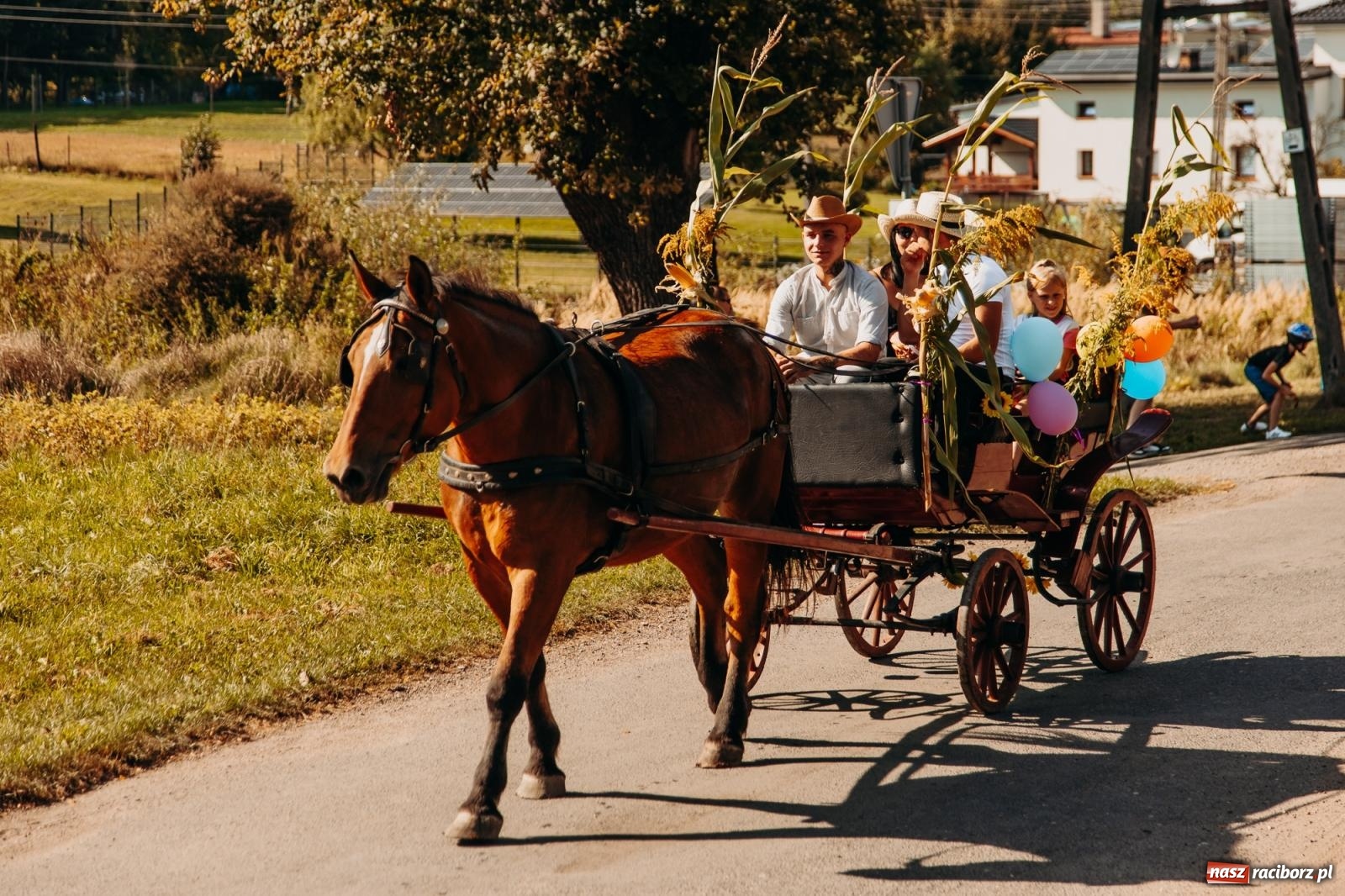 Zdjęcie w galerii na portalu naszraciborz.pl: Korowód na długim dystansie. Dożynki w Rzuchowie [FOTO i WIDEO] wiadomości z regionu