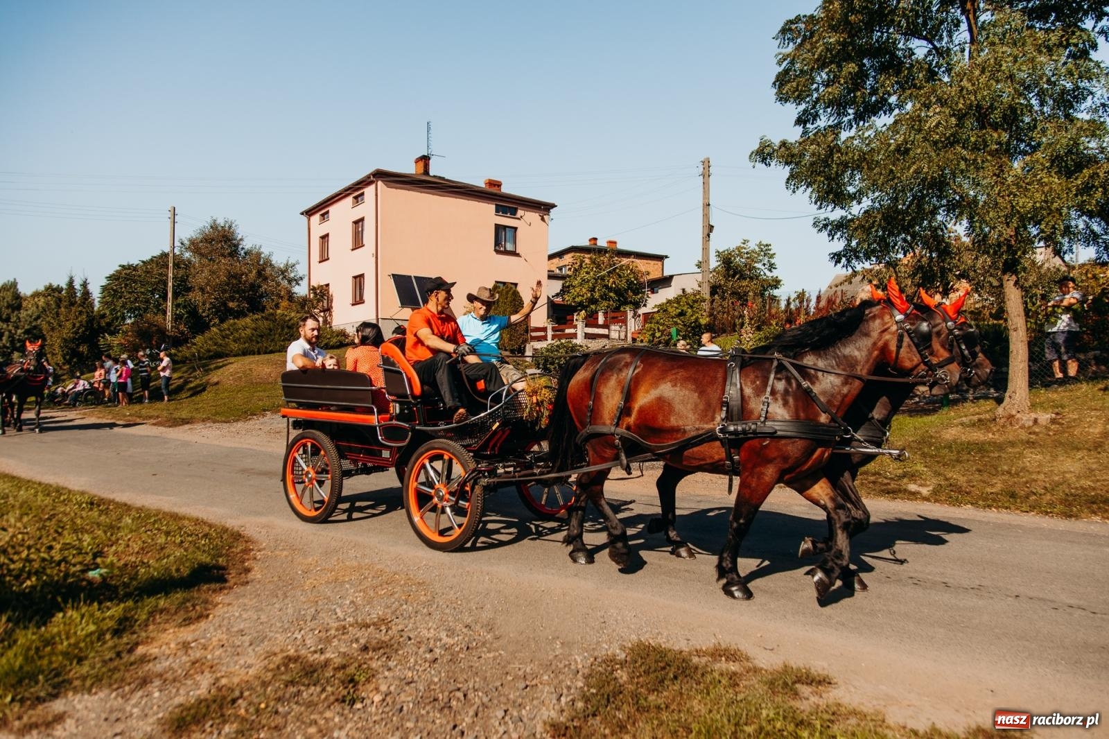 Zdjęcie w galerii na portalu naszraciborz.pl: Korowód na długim dystansie. Dożynki w Rzuchowie [FOTO i WIDEO] wiadomości z regionu
