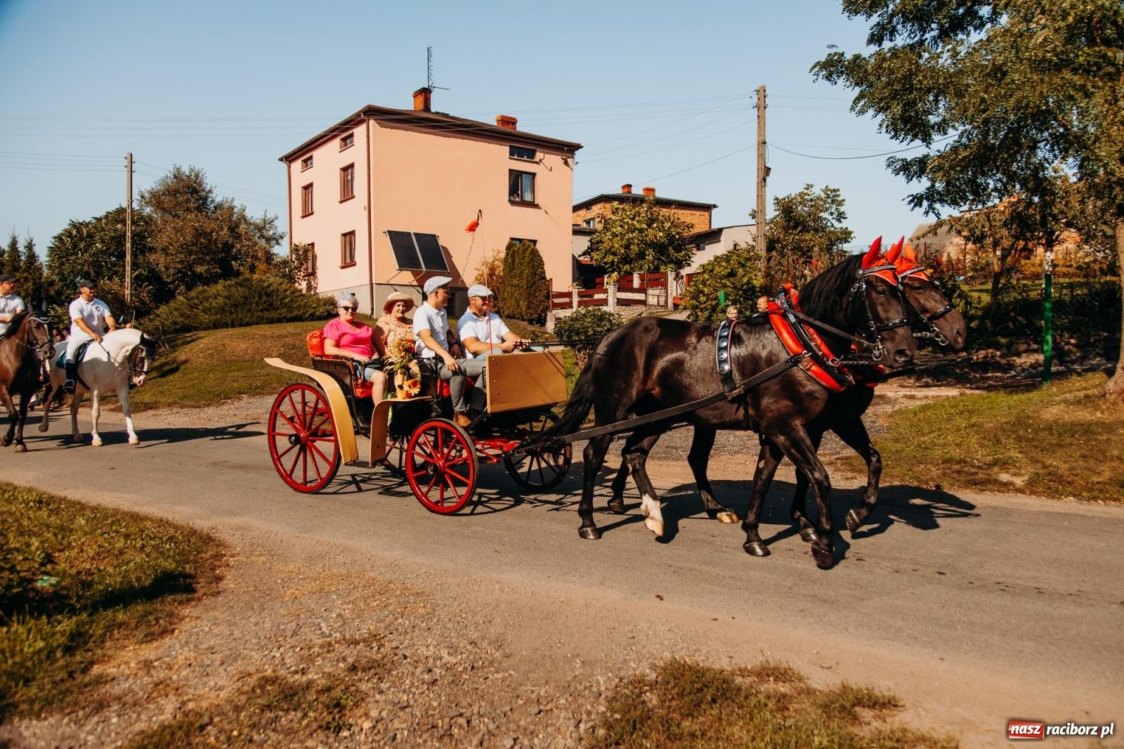 Zdjęcie w galerii na portalu naszraciborz.pl: Korowód na długim dystansie. Dożynki w Rzuchowie [FOTO i WIDEO] wiadomości z regionu