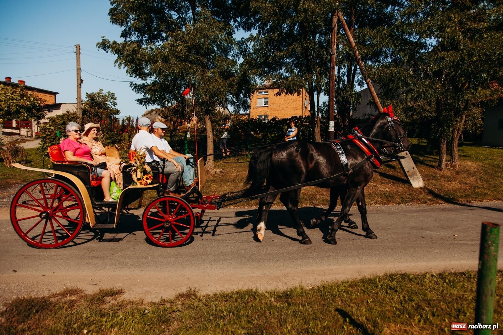 Zdjęcie w galerii na portalu naszraciborz.pl: Korowód na długim dystansie. Dożynki w Rzuchowie [FOTO i WIDEO] wiadomości z regionu