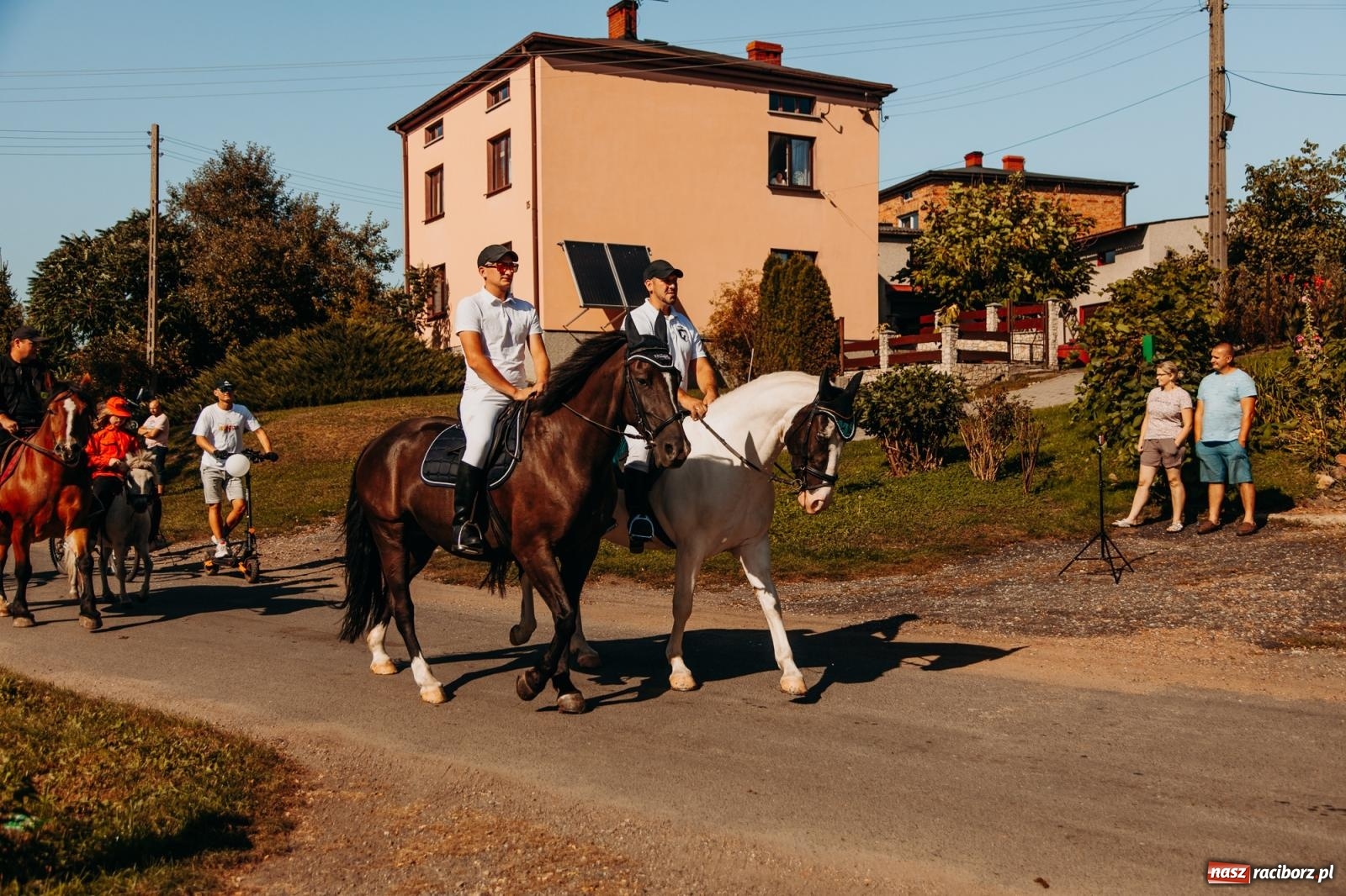 Zdjęcie w galerii na portalu naszraciborz.pl: Korowód na długim dystansie. Dożynki w Rzuchowie [FOTO i WIDEO] wiadomości z regionu
