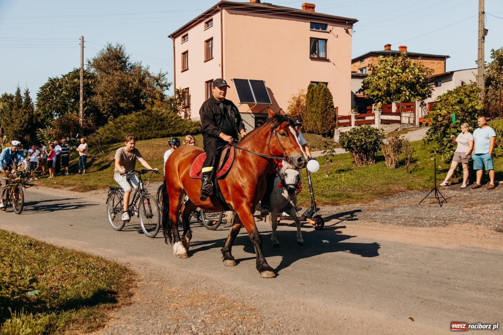 Zdjęcie w galerii na portalu naszraciborz.pl: Korowód na długim dystansie. Dożynki w Rzuchowie [FOTO i WIDEO] wiadomości z regionu