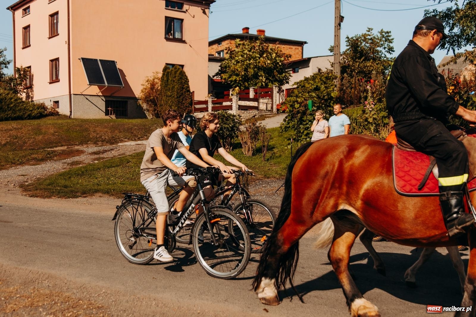 Zdjęcie w galerii na portalu naszraciborz.pl: Korowód na długim dystansie. Dożynki w Rzuchowie [FOTO i WIDEO] wiadomości z regionu