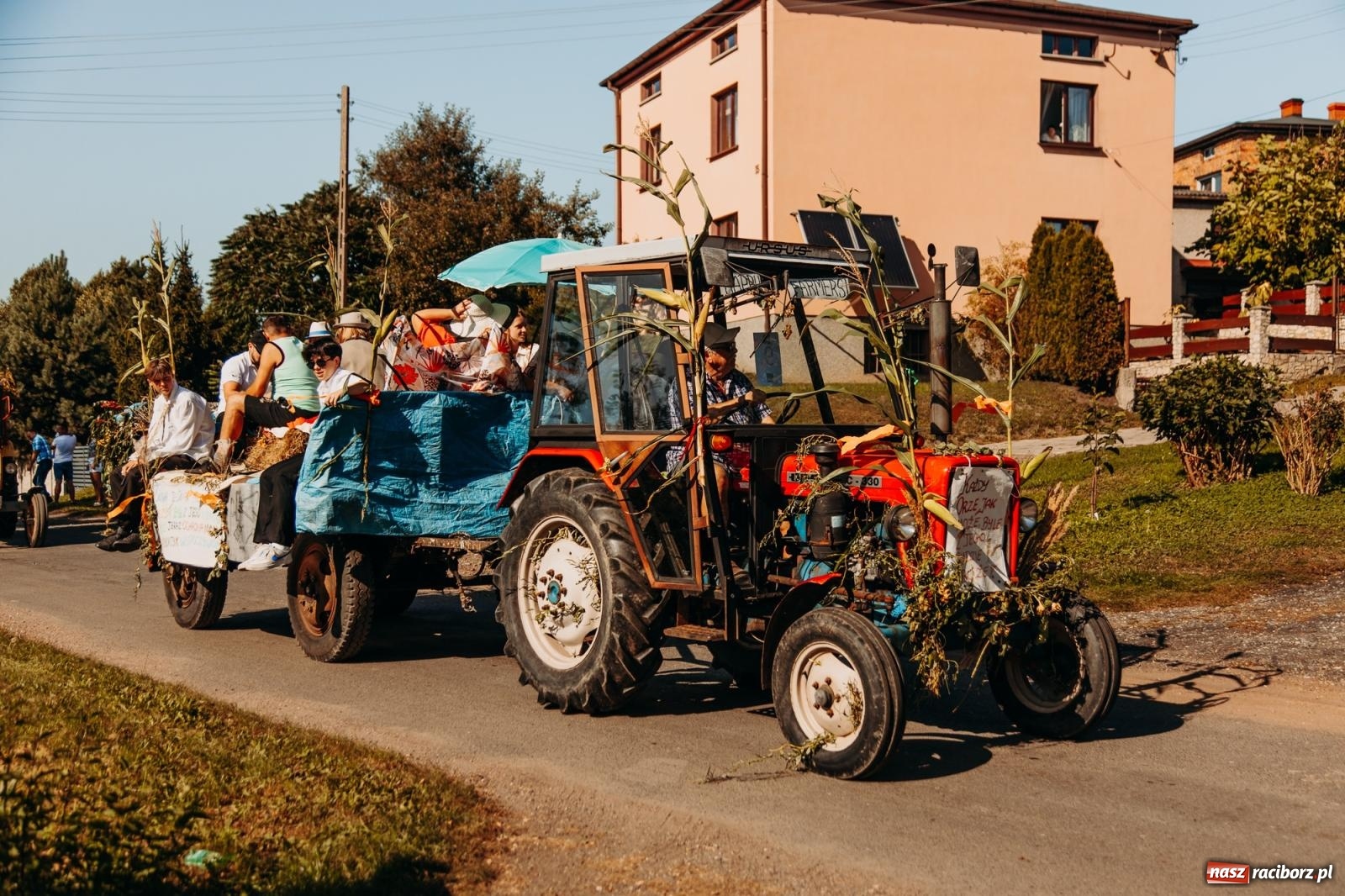 Zdjęcie w galerii na portalu naszraciborz.pl: Korowód na długim dystansie. Dożynki w Rzuchowie [FOTO i WIDEO] wiadomości z regionu