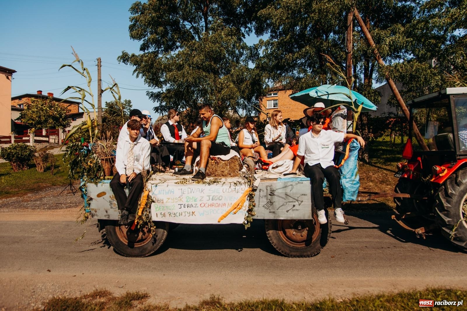 Zdjęcie w galerii na portalu naszraciborz.pl: Korowód na długim dystansie. Dożynki w Rzuchowie [FOTO i WIDEO] wiadomości z regionu